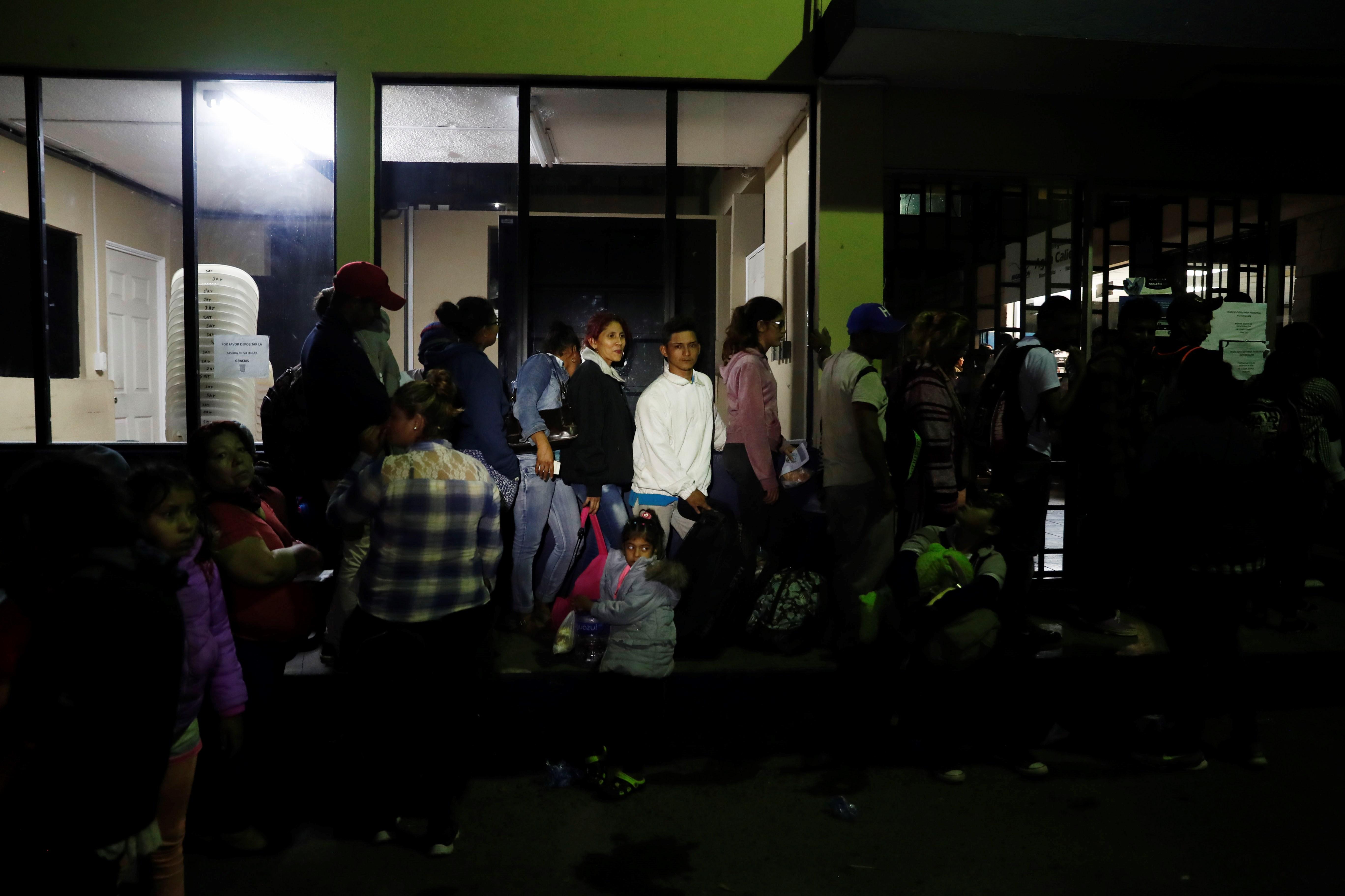 M s de 700 hondure os de caravana de migrantes ingresan a Guatemala