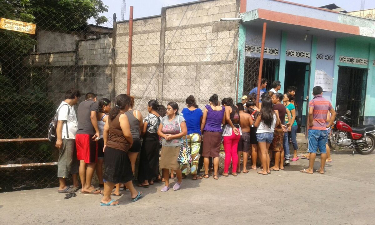 Vecinos de la zona 4 de Retalhuleu localizan feto abandonado en un río. (Foto Prensa Libre: Jorge Tizol)