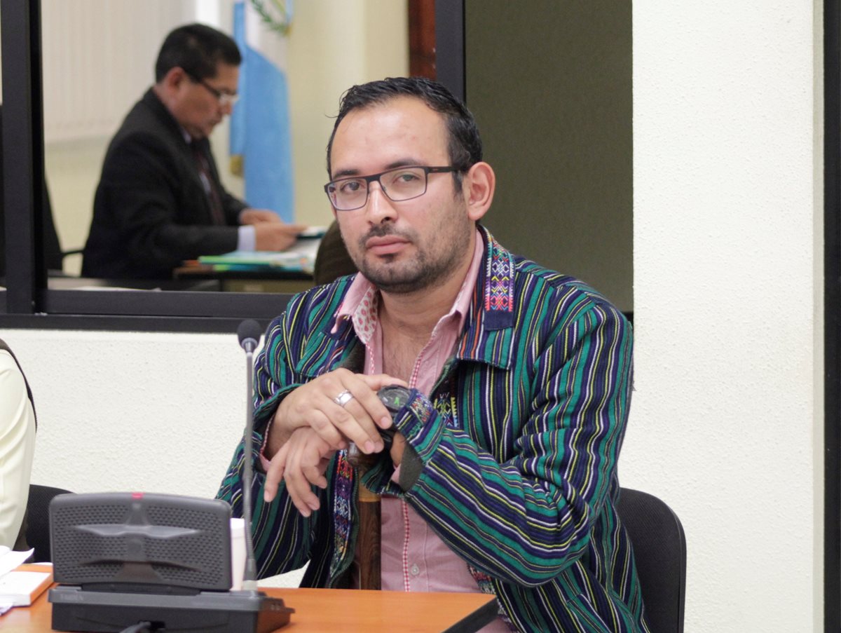 Érick Mijail Tuch escucha la decisión del Juzgado de Femicidio de Quetzaltenango. (Foto Prensa Libre: María José Longo).