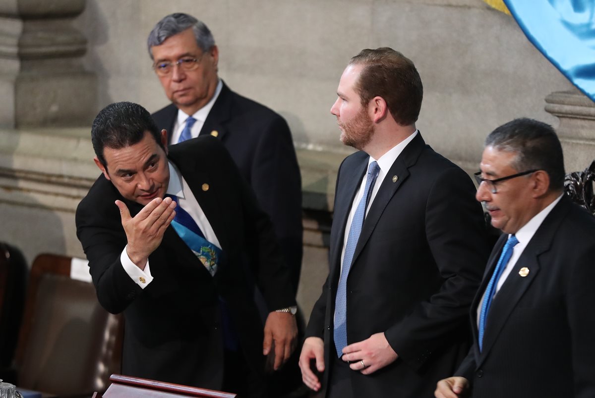 Mientras Arzú Escobar tomaba posesión y Jimmy Morales presentaba su informe, sucedieron varias cosas alrededor. (Foto Prensa Libre: Esbin García)