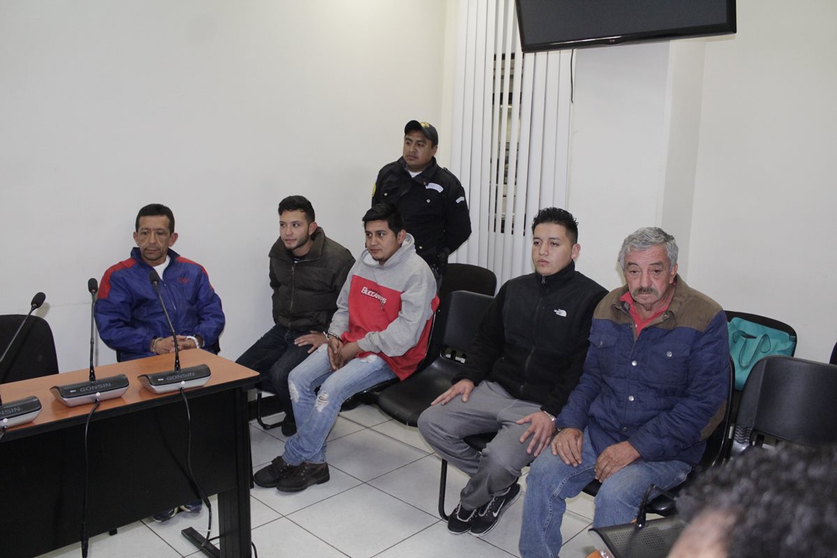 Los cinco presuntos delincuentes que quedaron ligados a proceso en Quetzaltenango. (Foto Prensa Libre: María José Longo).