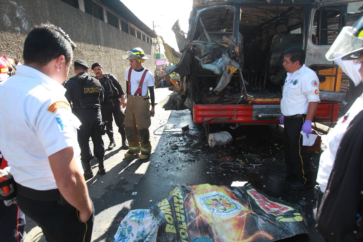 El bombazo de esta mañana dejó un muerto y 17 heridos en San José Pinula. (Foto Prensa Libre: Estuardo Paredes)