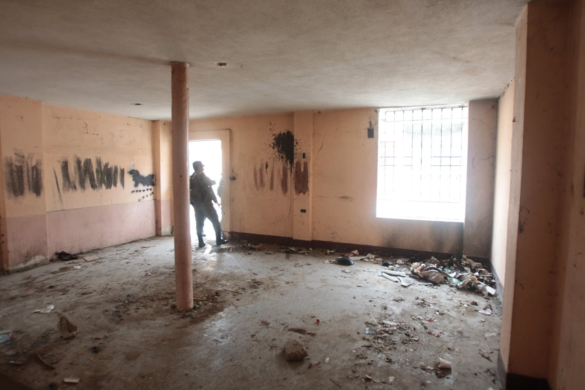 Casa abandonada  por el constante acoso de los pandilleros del Barrio 18, quienes les exigían dinero a los propietarios. (Foto Prensa Libre: Érick Ávila)