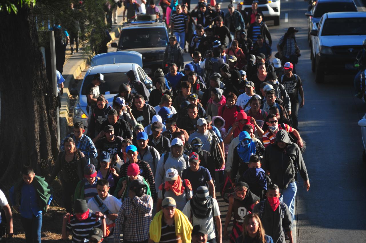 Alrededor de 350 salvadore os salen en otra caravana hacia EE. UU