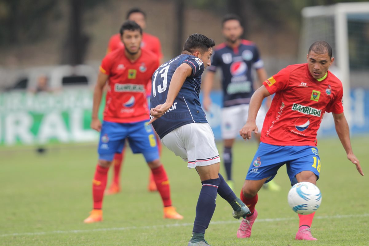 Jonathan Pérez de la Usac, pelea por el balón con Janderson Pereira de Municipal. (Foto Prensa Libre: Norvin Mendoza)