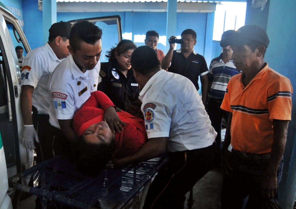 Uno de los nueve heridos es ingresado el Hospital Regional de Coatepeque. (Foto Prensa Libre: Alexánder Coyoy).