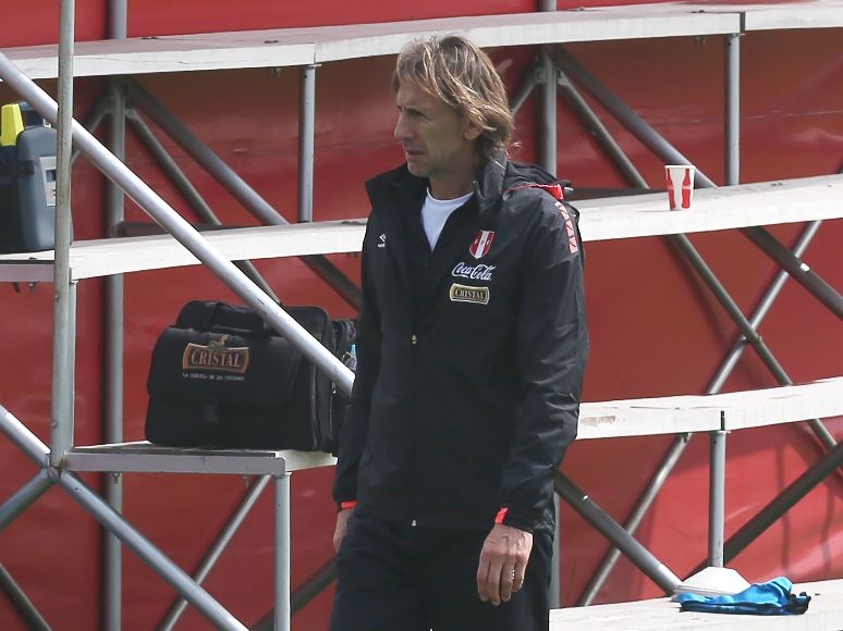 El técnico argentino, Ricardo Gareca, camina durante el entrenamiento de Perú. (Foto Prensa Libre: EFE)