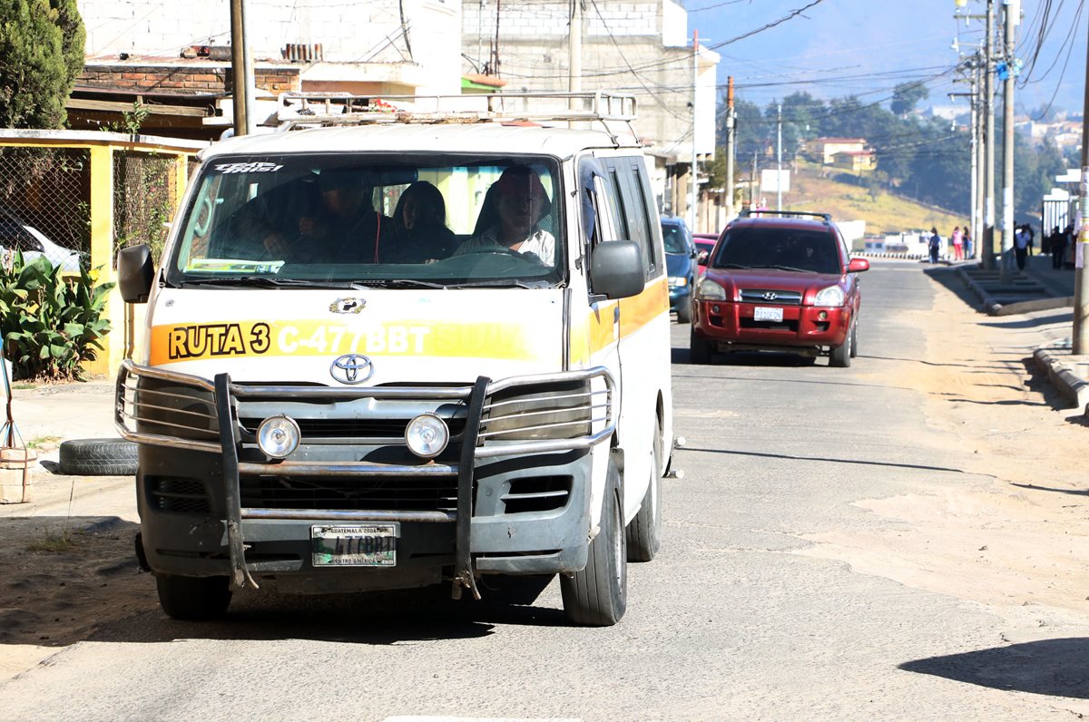 Pilotos del servicio urbano esperan pasaje en una parada de la zona 5 de Xela. (Foto Prensa Libre: Carlos Ventura)