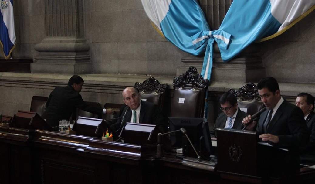 Mario Taracena calcula poder lograr reelección como presidente del Legislativo con el apoyo de al menos 90 diputados. (Foto Prensa Libre: Erick Avila)