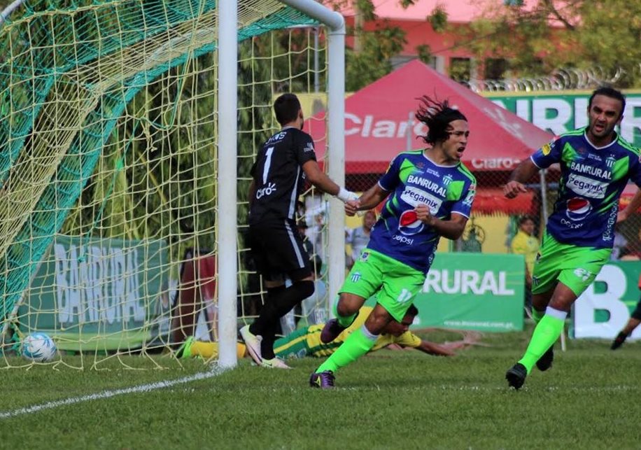 José Contreras (derecha) corre y celebra el gol del empate para Antigua a los 22 minutos. Lo sigue en festejo el mexicano Agustín Herrera. (Foto Prensa Libre: Hugo Oliva)