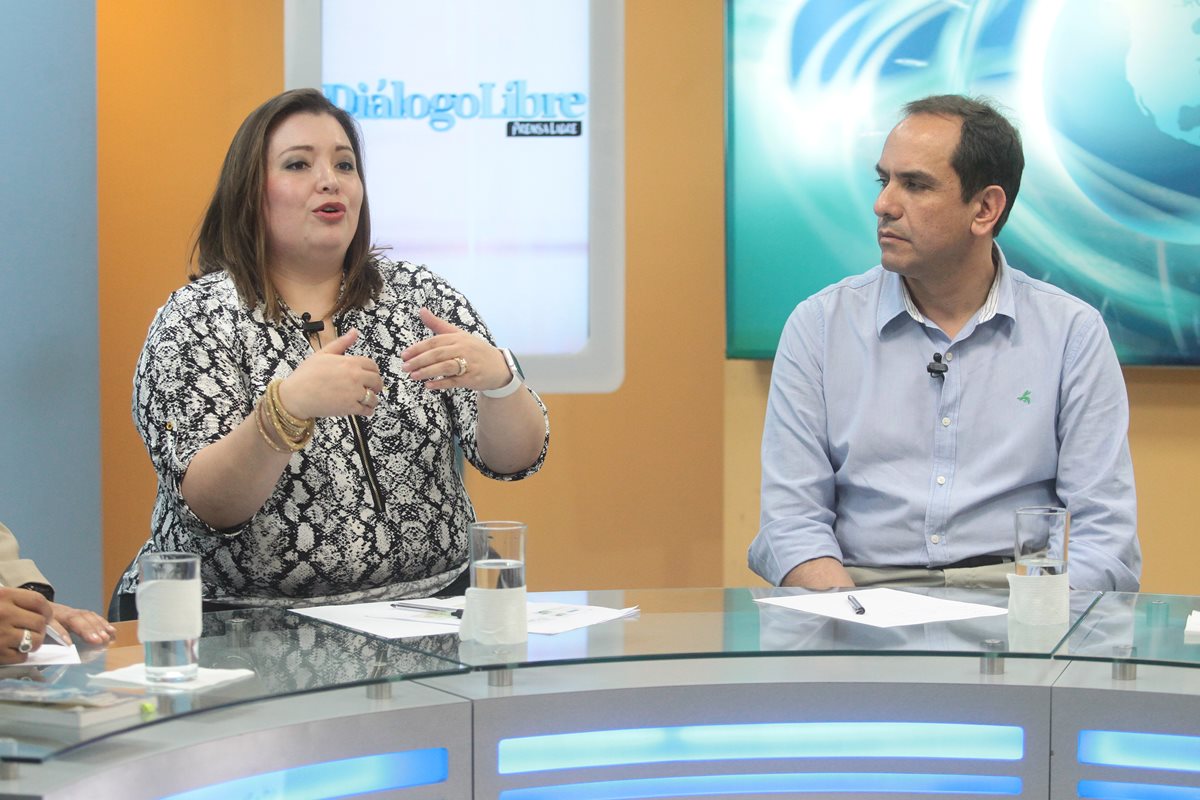 Lucía soto, de Cutrigua, y el abogado Alejandro Balsells —al centro— conversan sobre la posible anulación del usufructo de TCQ. (Foto Prensa Libre: Álvaro Interiano)