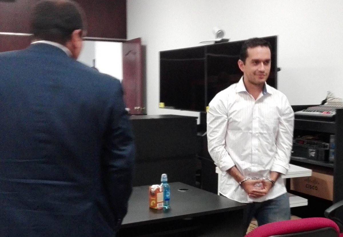 El guatemalteco Ángel Javier Lara Quiroa a su salida de los tribunales. (Foto Prensa Libre: Fiscalía El Salvador)