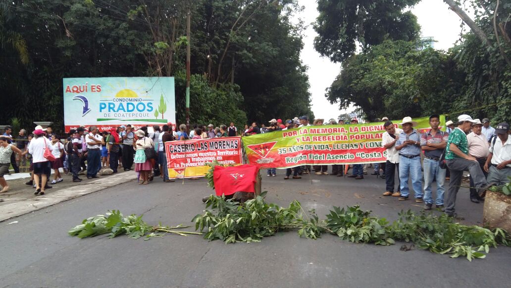 Salubristas bloquean ruta suroccidente, en Colomba y Coatepeque, Quetzaltenango. (Foto Prensa Libre: Alexánder Coyoy)