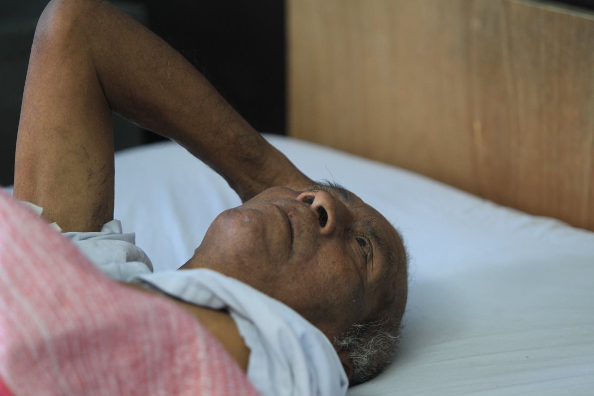 Nazario Hernández, de 69 años, hospitalizado en el San Juan de Dios. (Foto Prensa Libre: Esbin García)