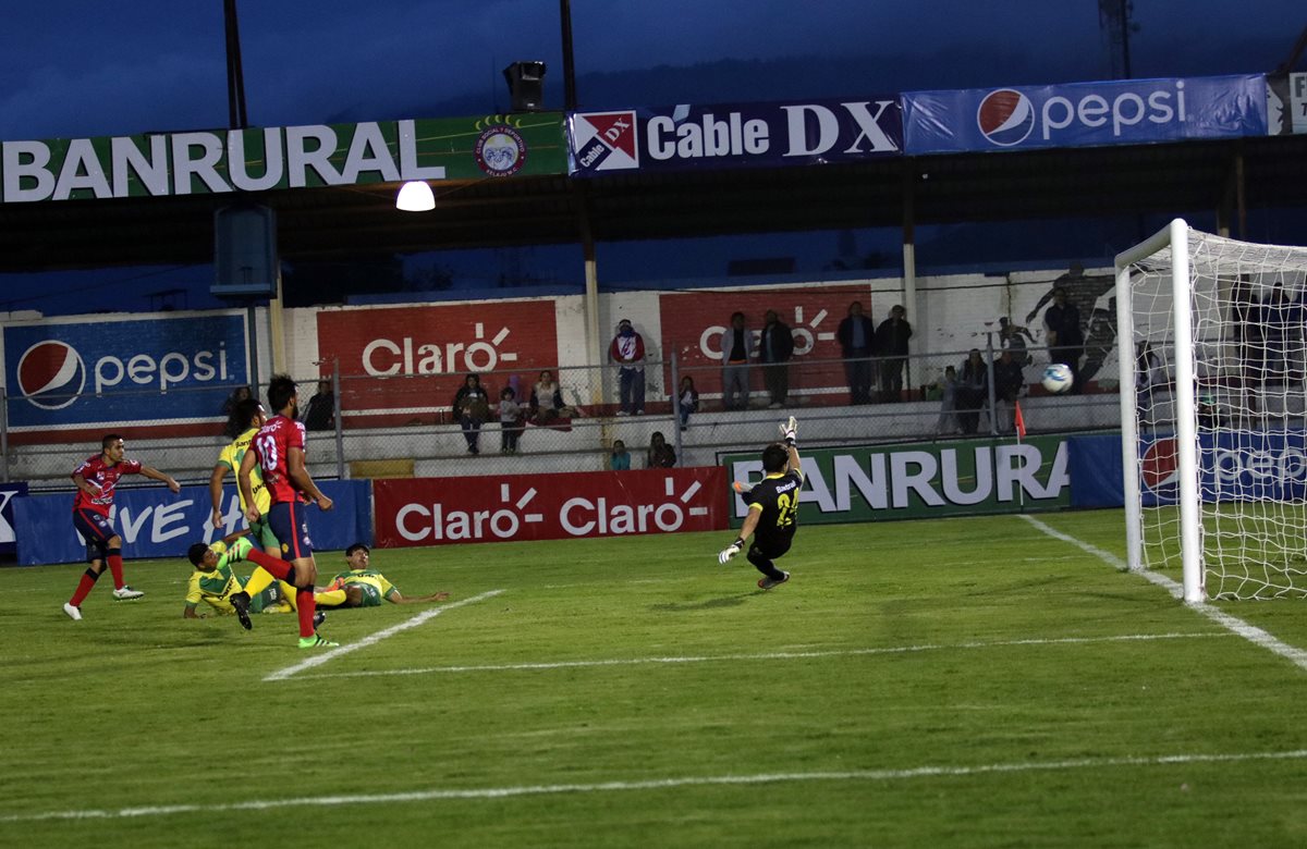 César Morales remata para el primer gol de Xelajú en la victoria contra Petapa. (Foto Prensa Libre: Carlos Ventura)