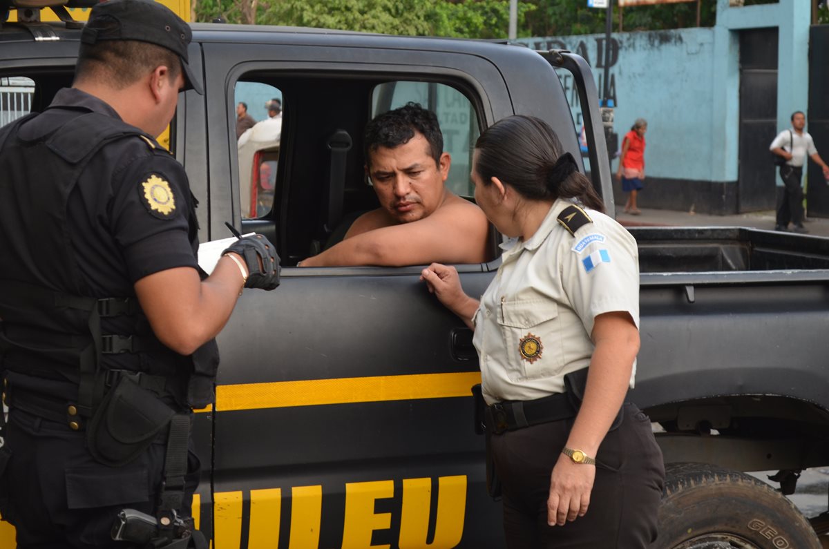 Mynor Yovany Guzmán, fue trasladado a la Comisaría 34, después al juzgado de turno de Retalhuleu. (Foto Prensa Libre:Jorge Tizol)