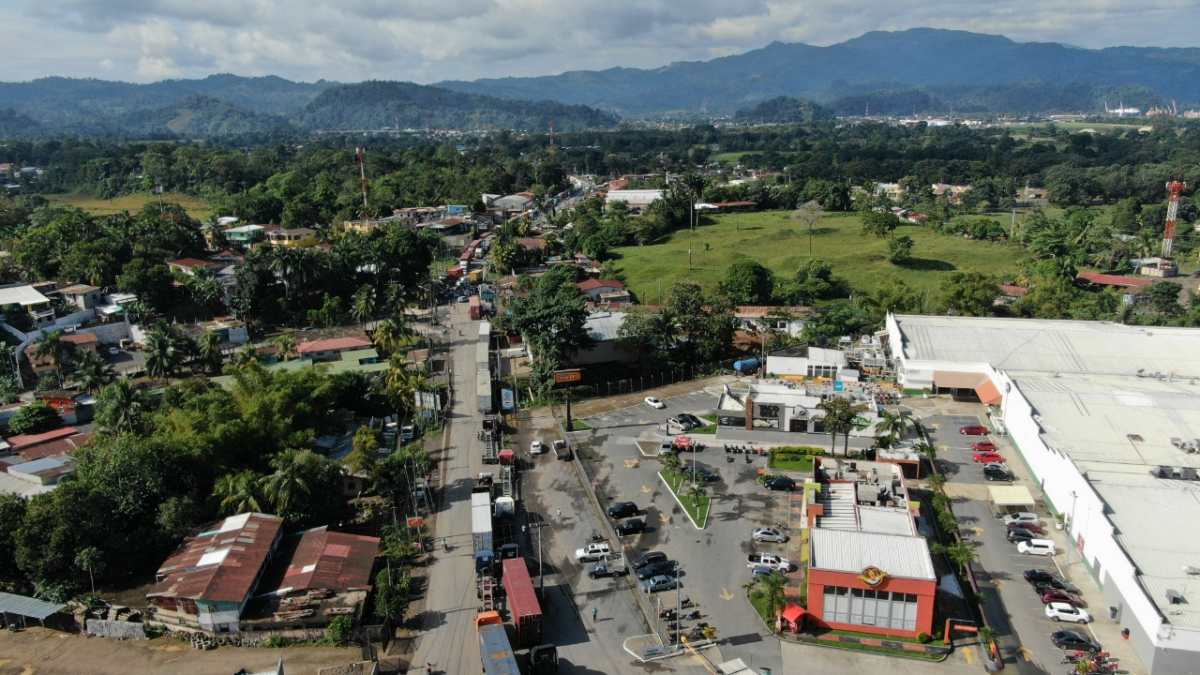 Larga fila de vehículos se observa por el bloqueo en Puerto Barrios, Izabal. (Foto Prensa Libre: César Hernández)