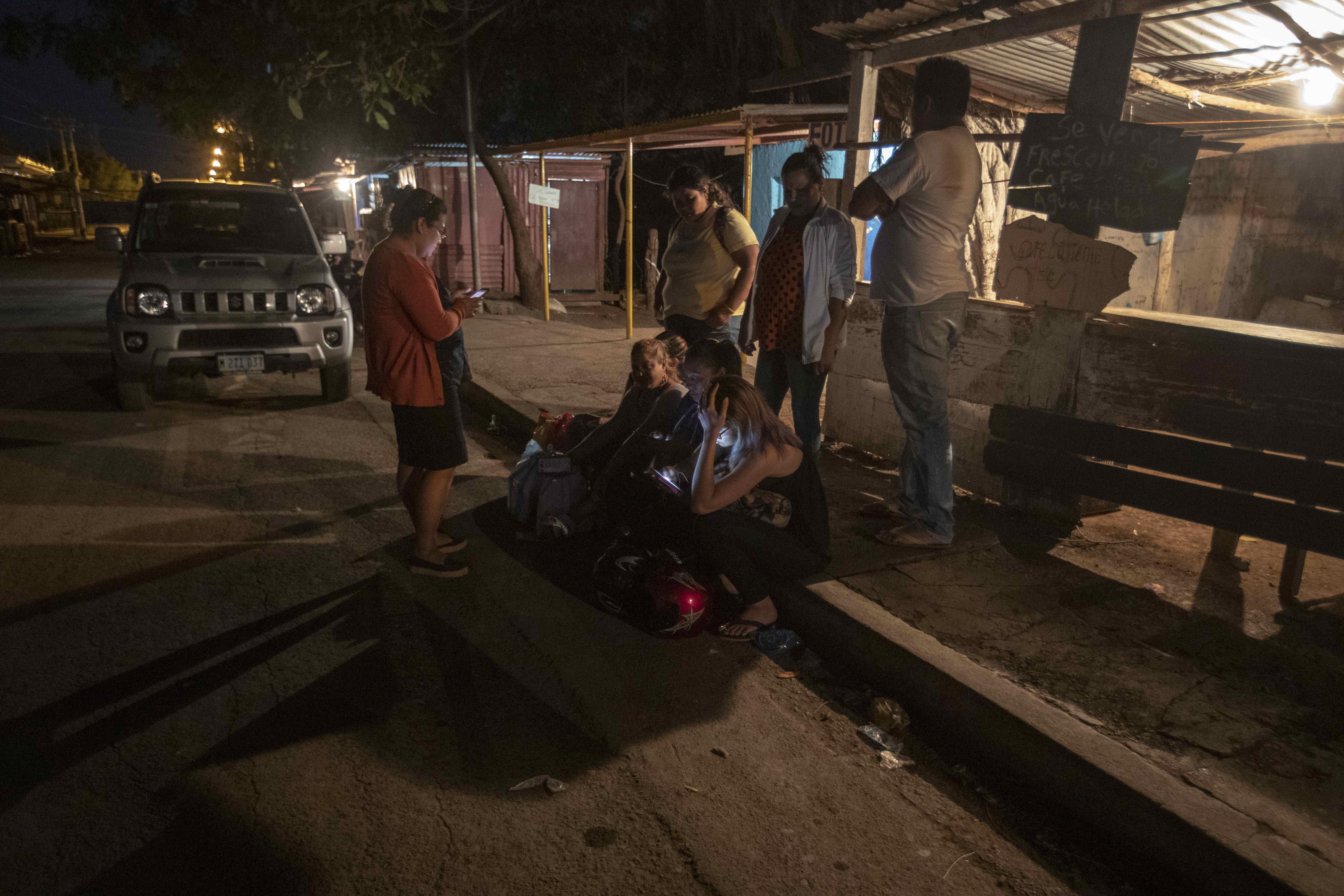 Familiares de presos políticos esperan afuera de una cárcel en Managua. (Foto Prensa Libre: EFE)