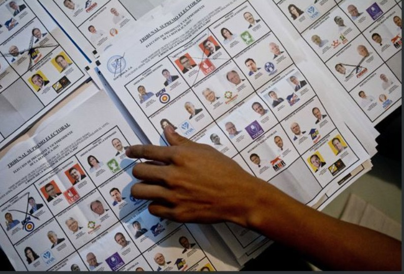 Papeleta de las elecciones presidenciales del 2015 en la cual figuraron 14 binomios. (Foto Prensa Libre: Hemeroteca PL)