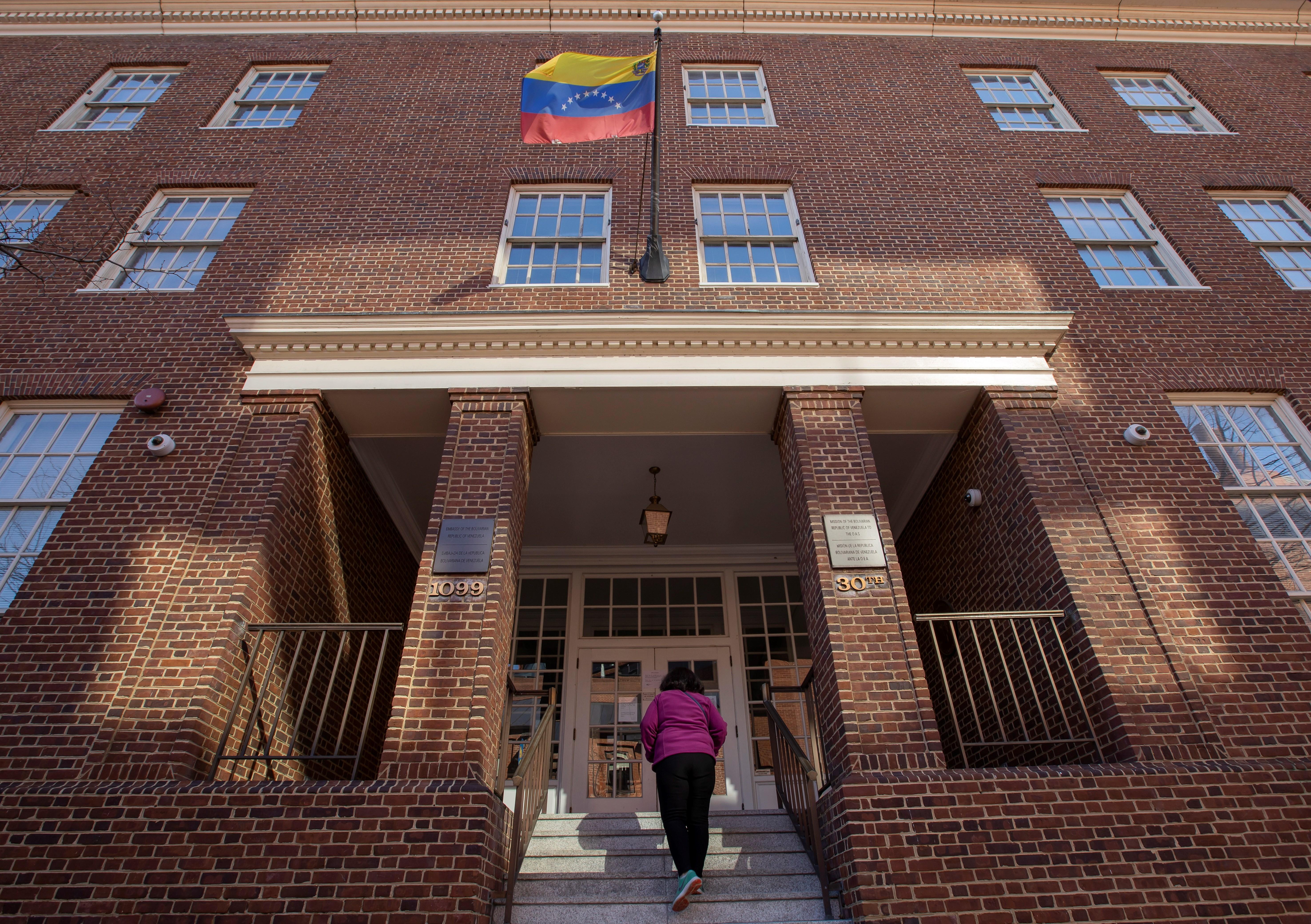 Una mujer llega a la embajada de Venezuela en Washington. El Gobierno de Venezuela denunció ayer la "ocupación" de varias sedes diplomáticas en Estados Unidos, mientras el jefe del Parlamento, Juan Guaidó, reconocido como presidente encargado por más de medio centenar de países, aseguró que el presidente, Nicolás Maduro, está débil. (Foto Prensa Libre: EFE) 