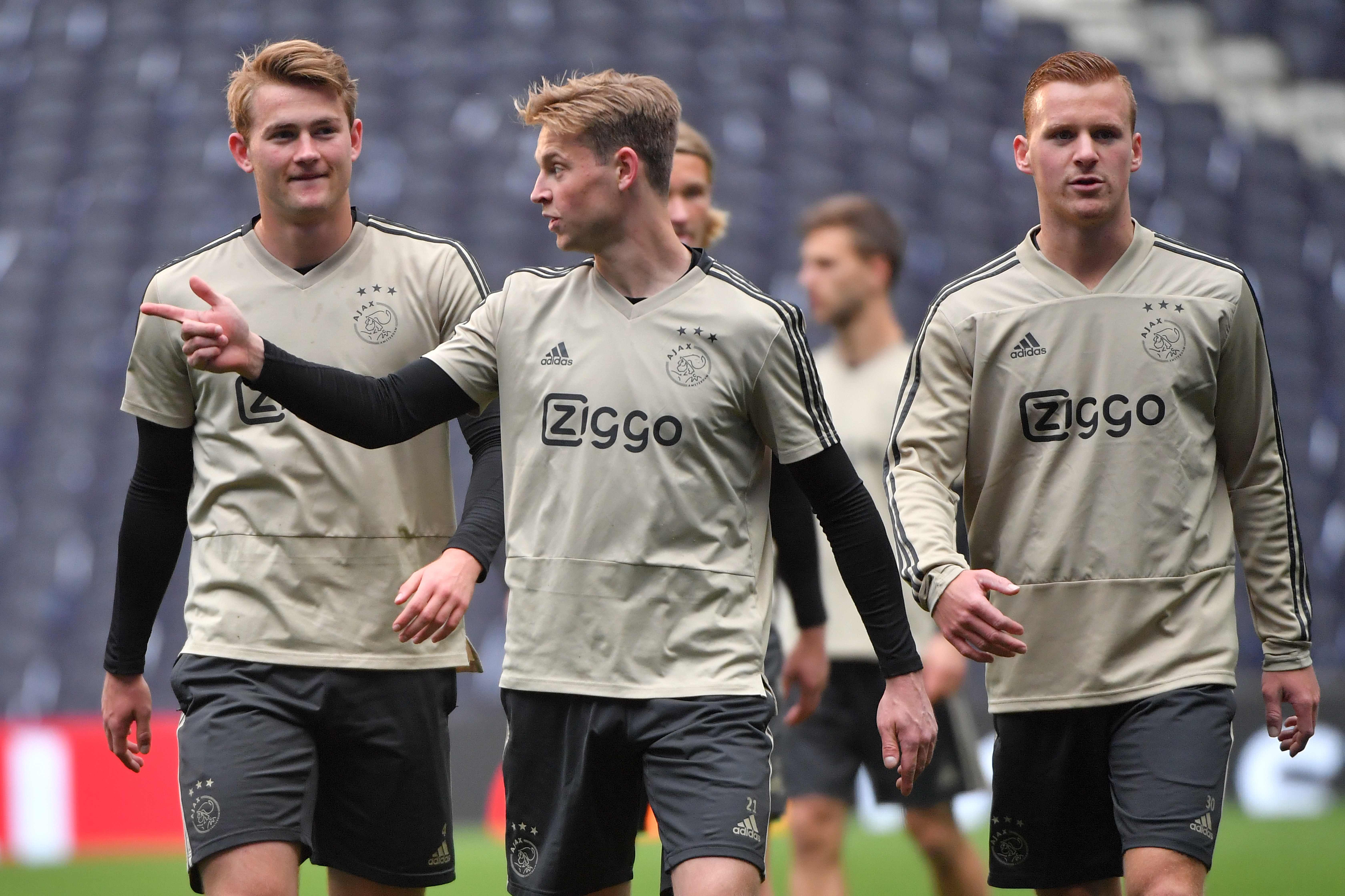 El defensa Matthijs de Ligt junto a su amigo y compañero, el mediocampista  Frenkie de Jong, cuando compartían en el Ajax. (Foto Prensa Libre: AFP)