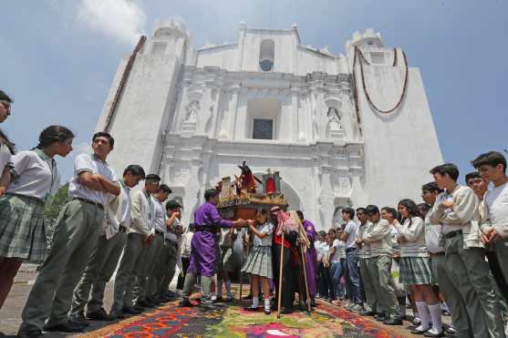 Por último el anda ingresó a la ermita al medio día. 