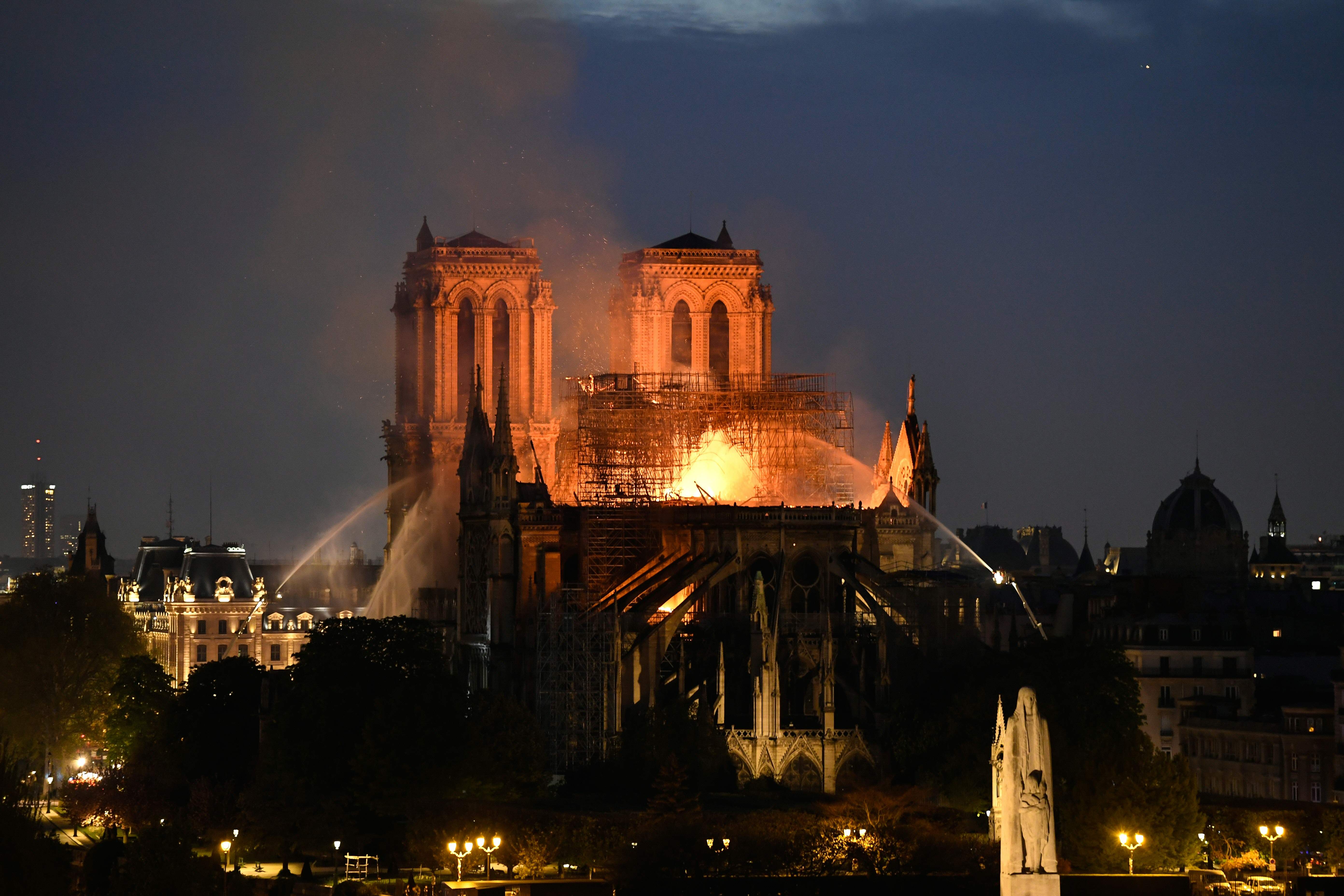 Cómo los guías y trabajadores de Notre Dame sobreviven a un mes del