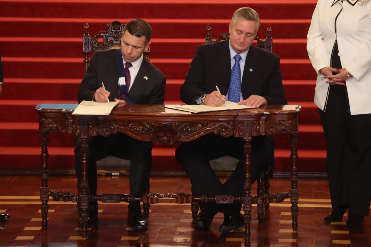 El secretario de Seguridad Nacional de EE. UU., Kevin McAleenan, firmó un memorando de cooperación con el ministro de Gobernación Enrique Degenhart. (Foto Prensa Libre: Esbin García) 