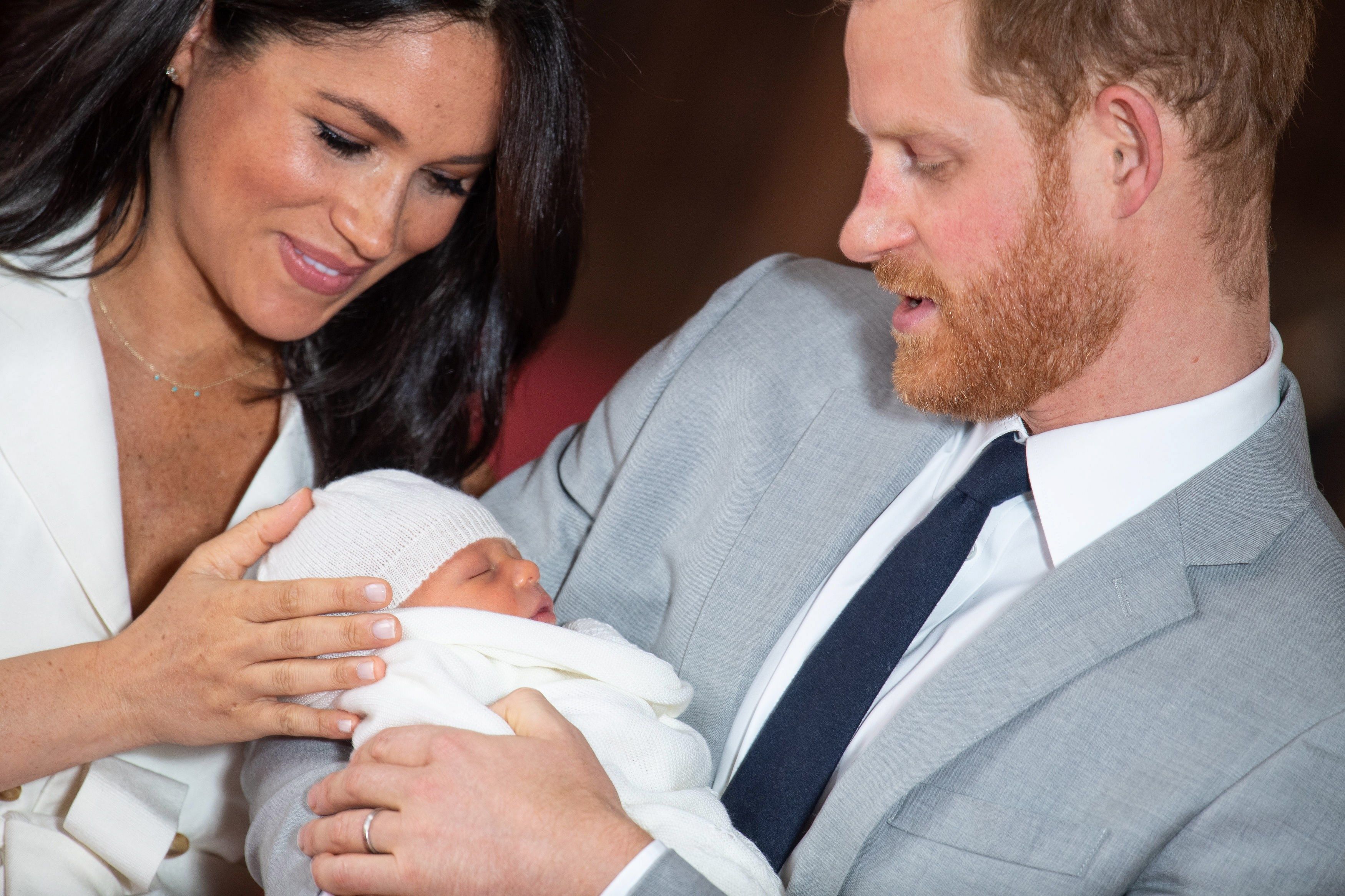 El príncipe Enrique y Meghan, duquesa de Sussex, posan junto a su hijo recién nacido en Windsor. (Foto Prensa Libre: EFE)