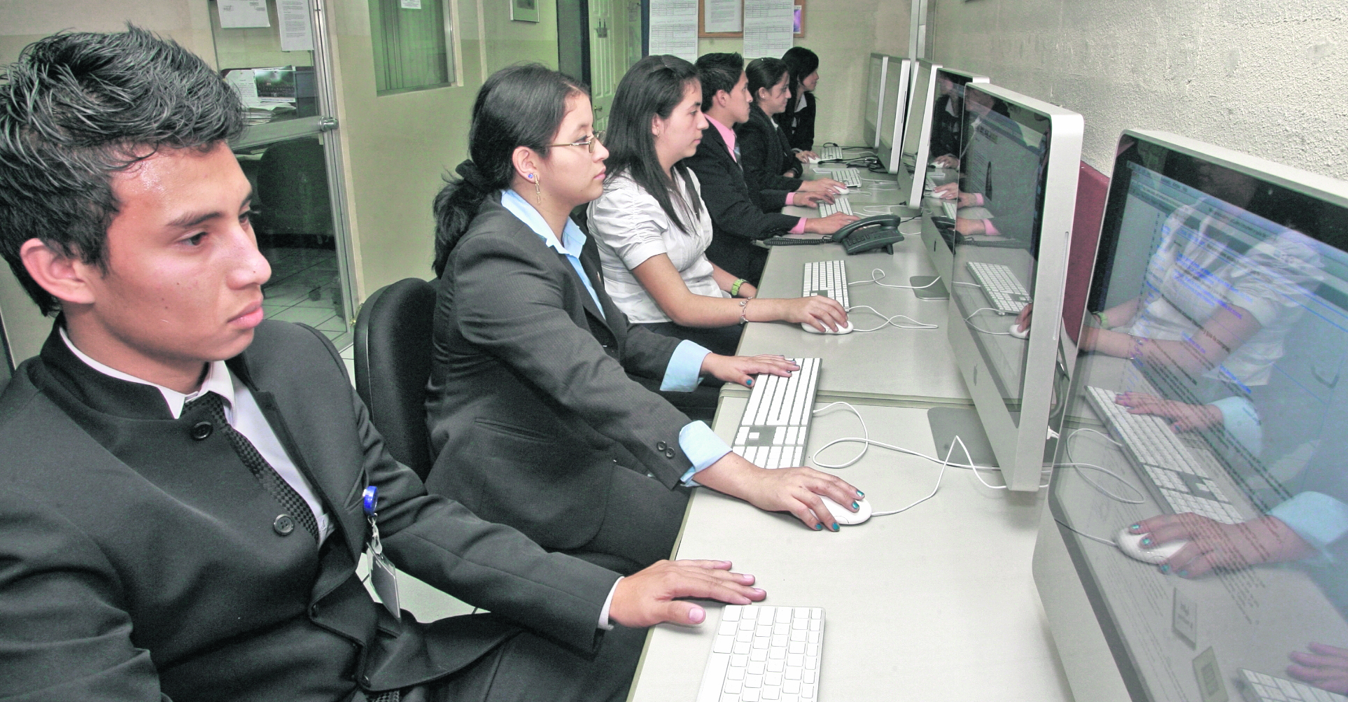 Estudiantes de básicos y nivel diversificado podrán tener acceso a la plataforma educativa Pruéba T. (Foto Prensa Libre: Hemeroteca PL)