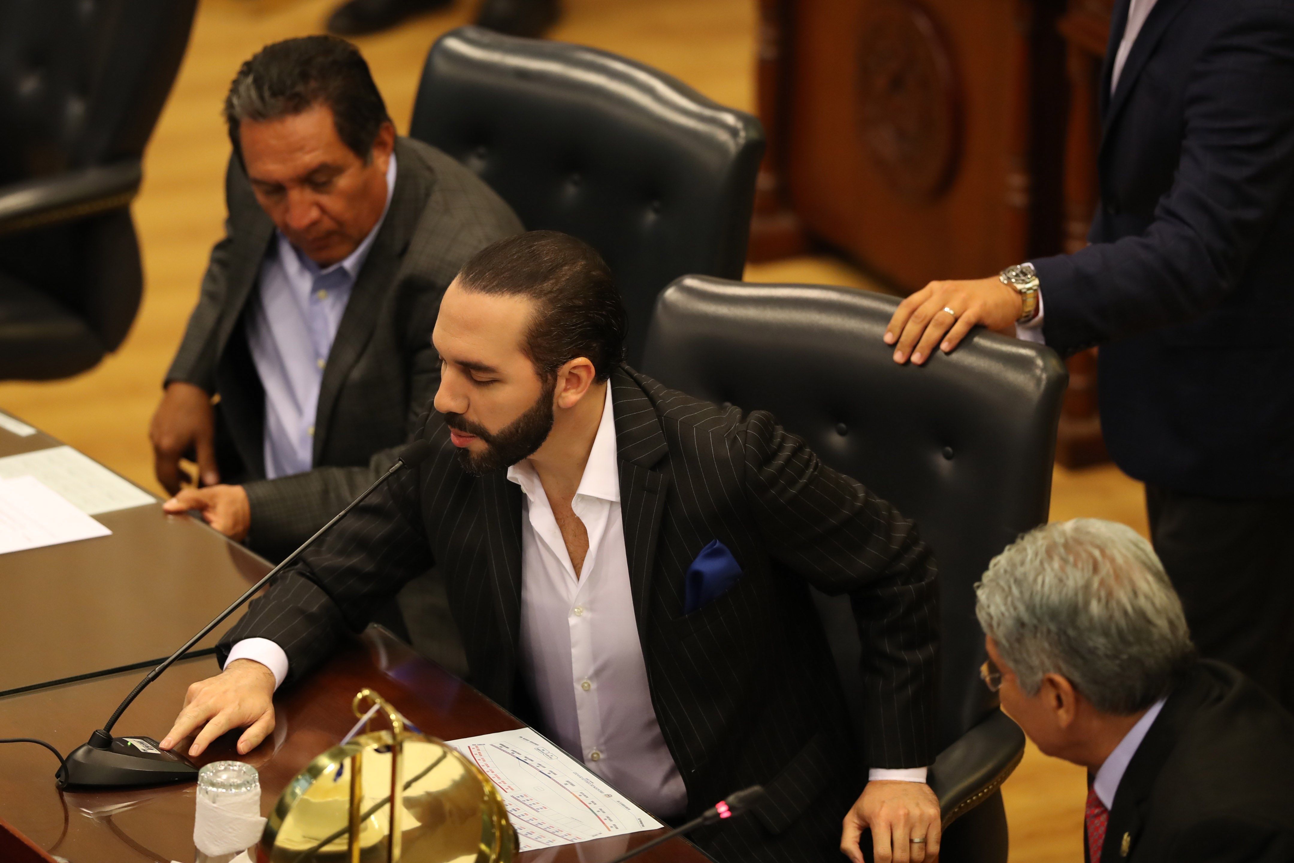 ES1001.SAN SALVADOR (EL SALVADOR), 3/06/2019- El presidente salvadoreño, Nayib Bukele (c), habla en el Parlamento este lunes 3 de junio de 2019, en la capital. La Asamblea Legislativa de El Salvador autorizó este lunes al presidente del país, Nayib Bukele, a realizar entre junio y diciembre del año en curso viajes oficiales a Guatemala, Panamá, Estados Unidos y Catar. EFE/Rodrigo Sura