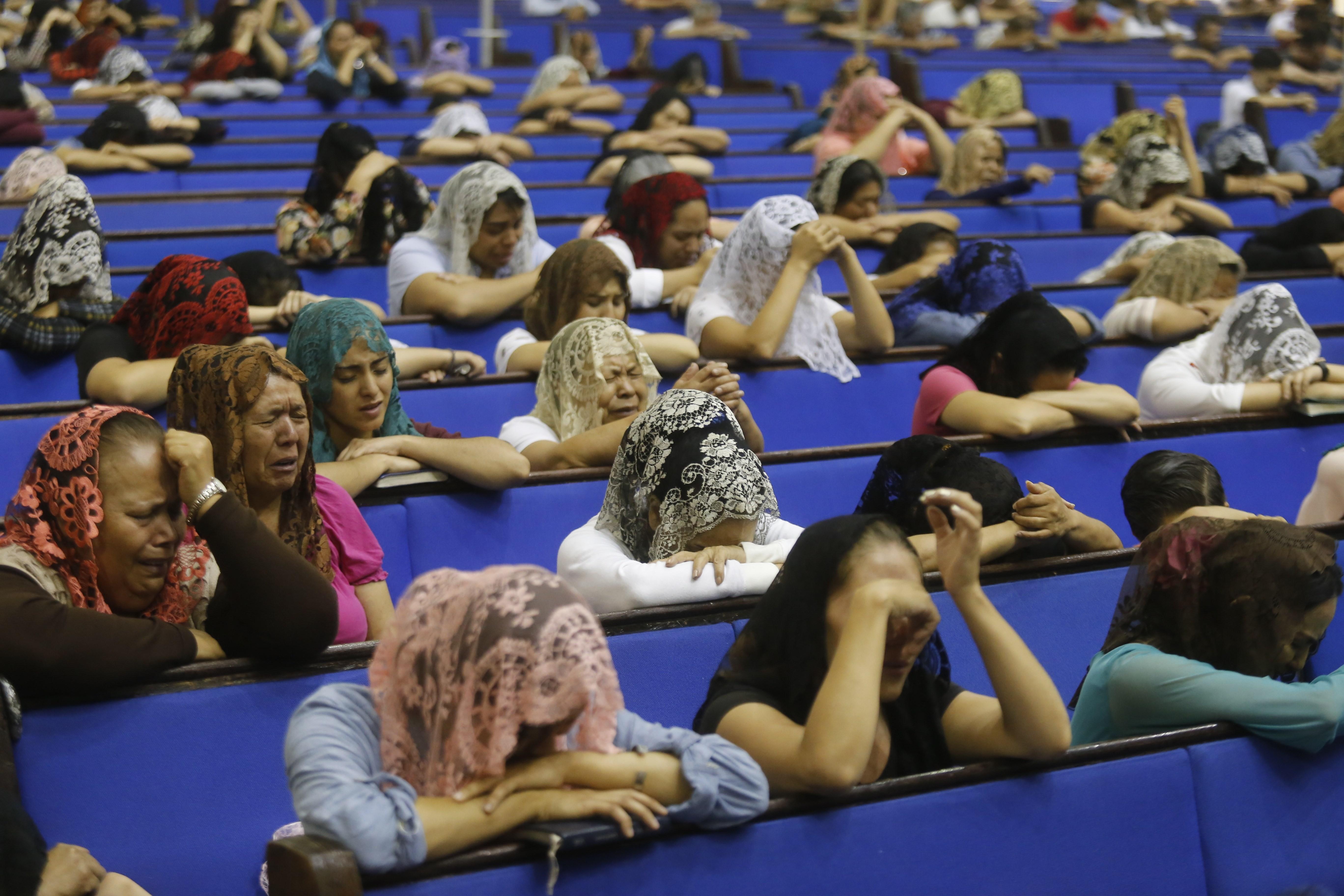 Fieles de la evangélica Iglesia la Luz del Mundo se congregan durante la madrugada en su sede de Guadalajara (oeste de México), para rezar por la liberación de su líder, Naasón Joaquín García, detenido en Estados Unidos. (Foto Prensa Libre: EFE)