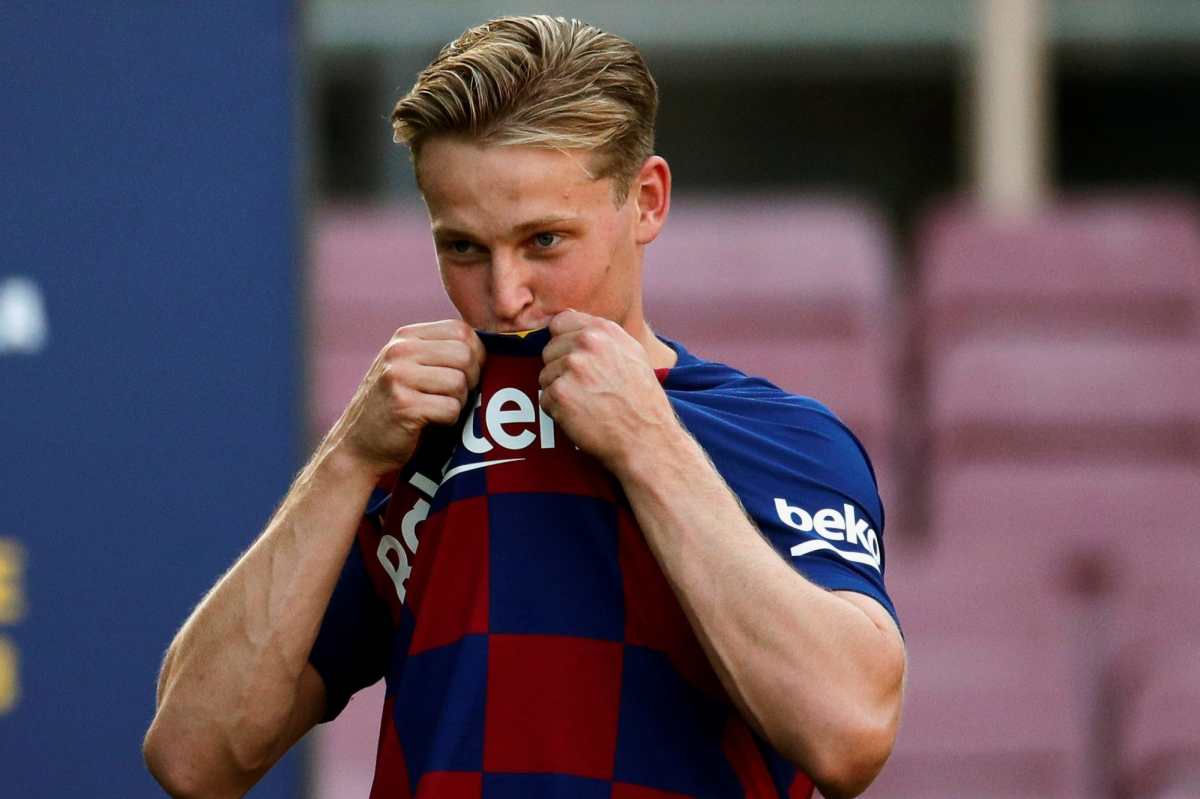 El centrocampista holandés Frenkie de Jong, durante la presentación como nuevo jugador del FC Barcelona en el Camp Nou.  (Foto Prensa Libre: EFE)