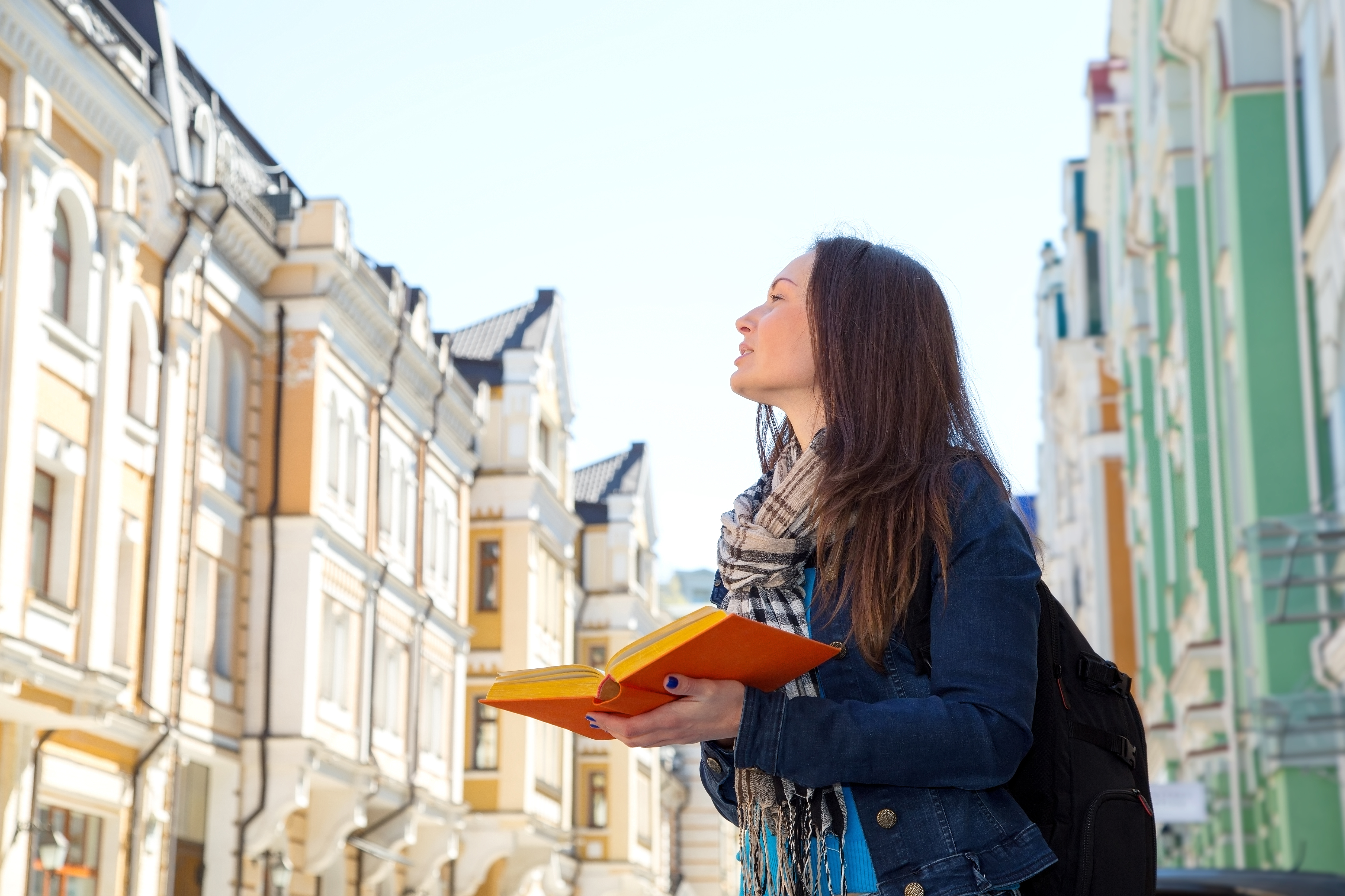 Learning foreign languages. Девушка изучает. Девушка изучает языки. Изучение женщины. Девушка лингвист.