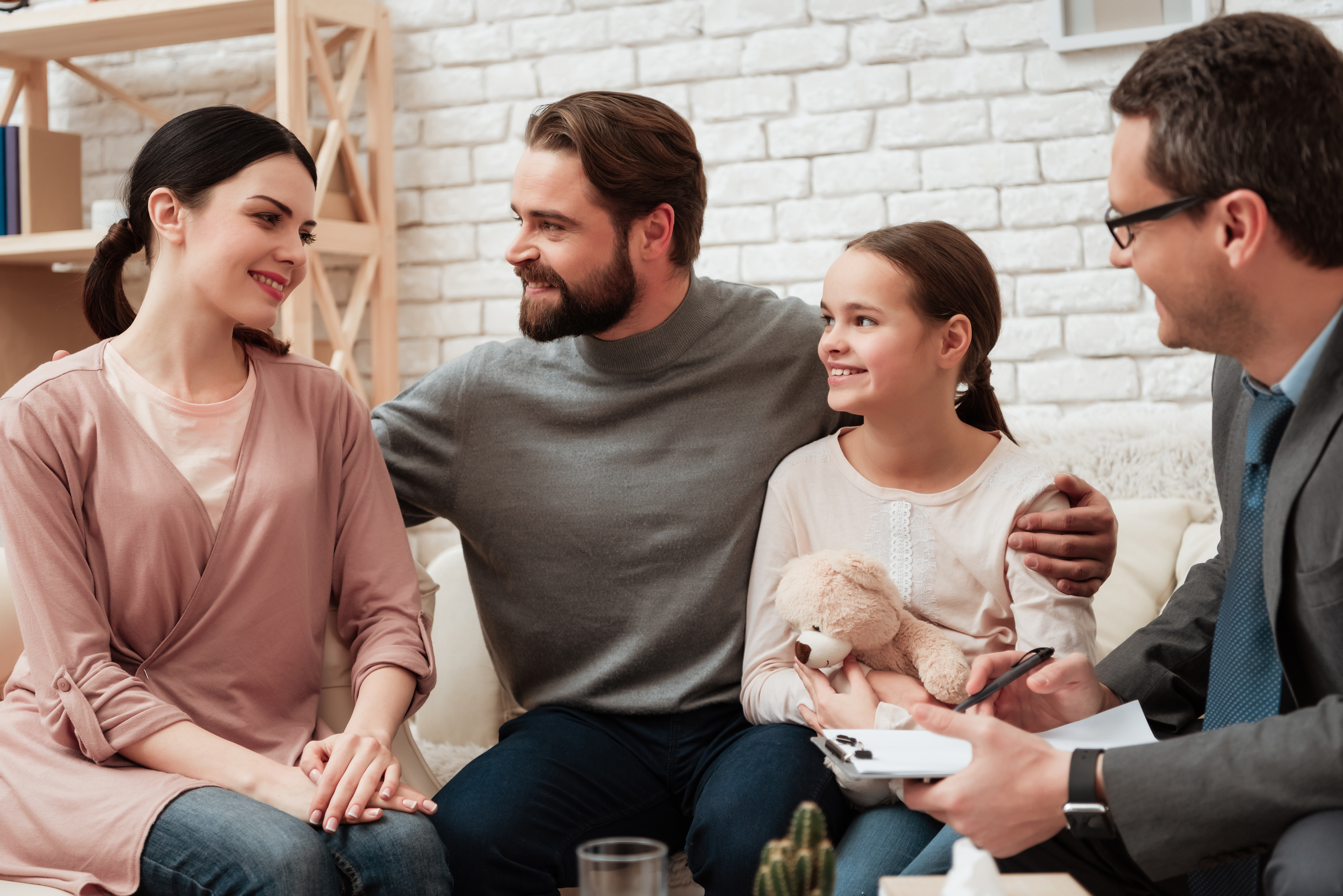 Family t. Семья у психолога. Семейный психолог. Счастливая семья у психолога. Семейная терапия.