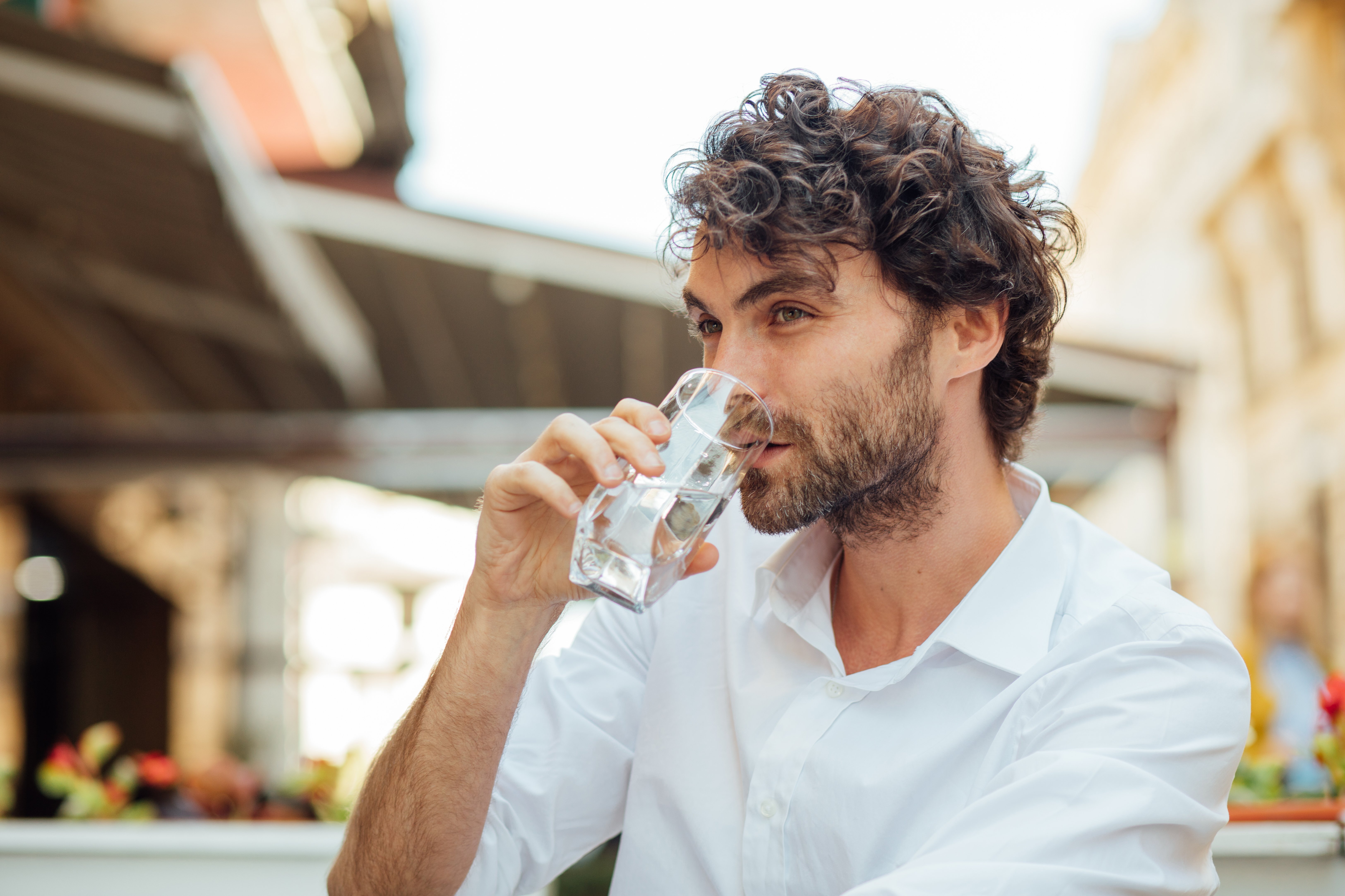 Who is drinking. Мужчина пьет воду из стакана. Мужчина со стаканом воды. Мужчина пьет из стакана. Мужик пьет воду из стака.