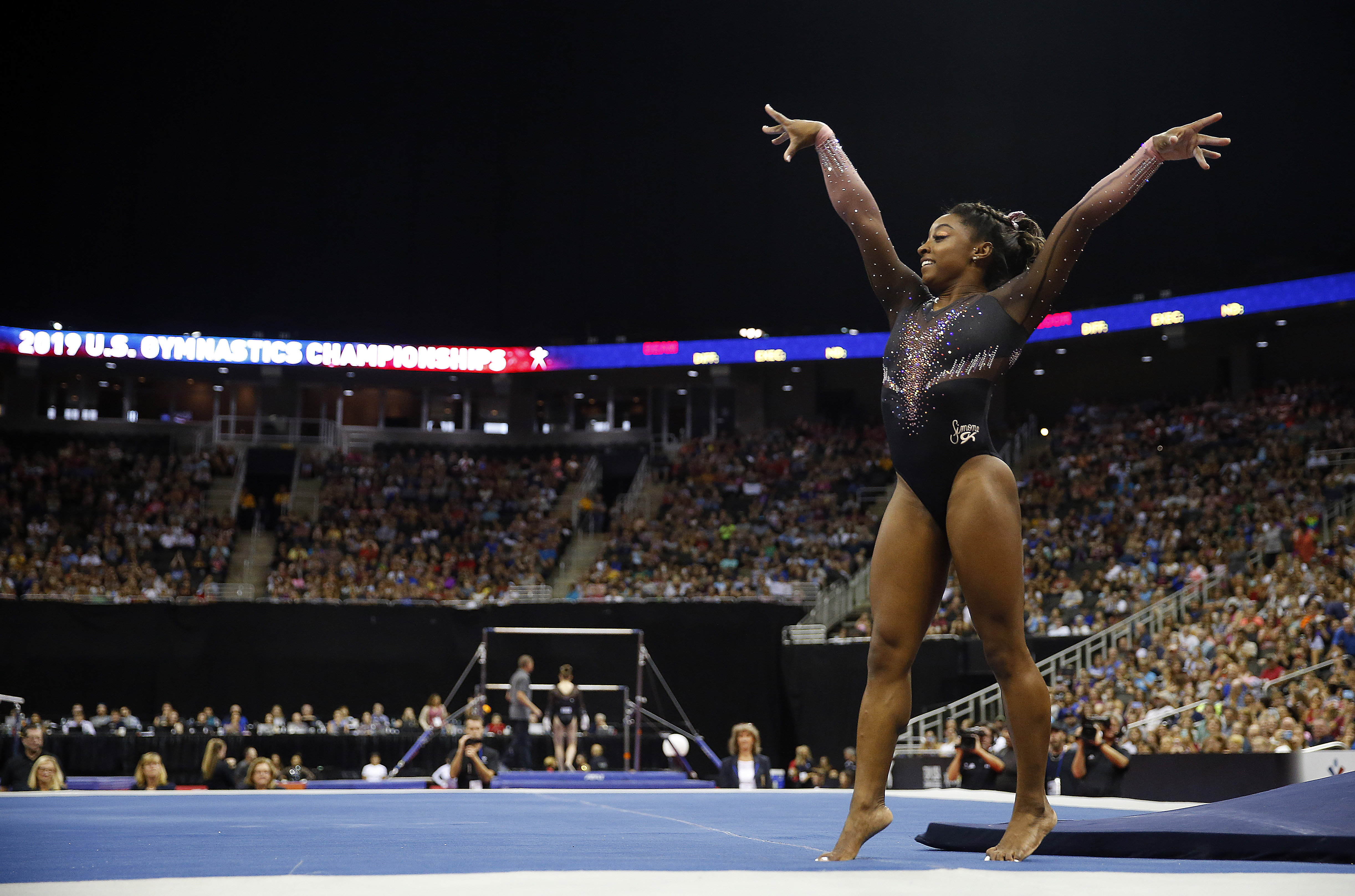 Simone Biles ejecuta un espectacular salto nunca antes visto y asombra