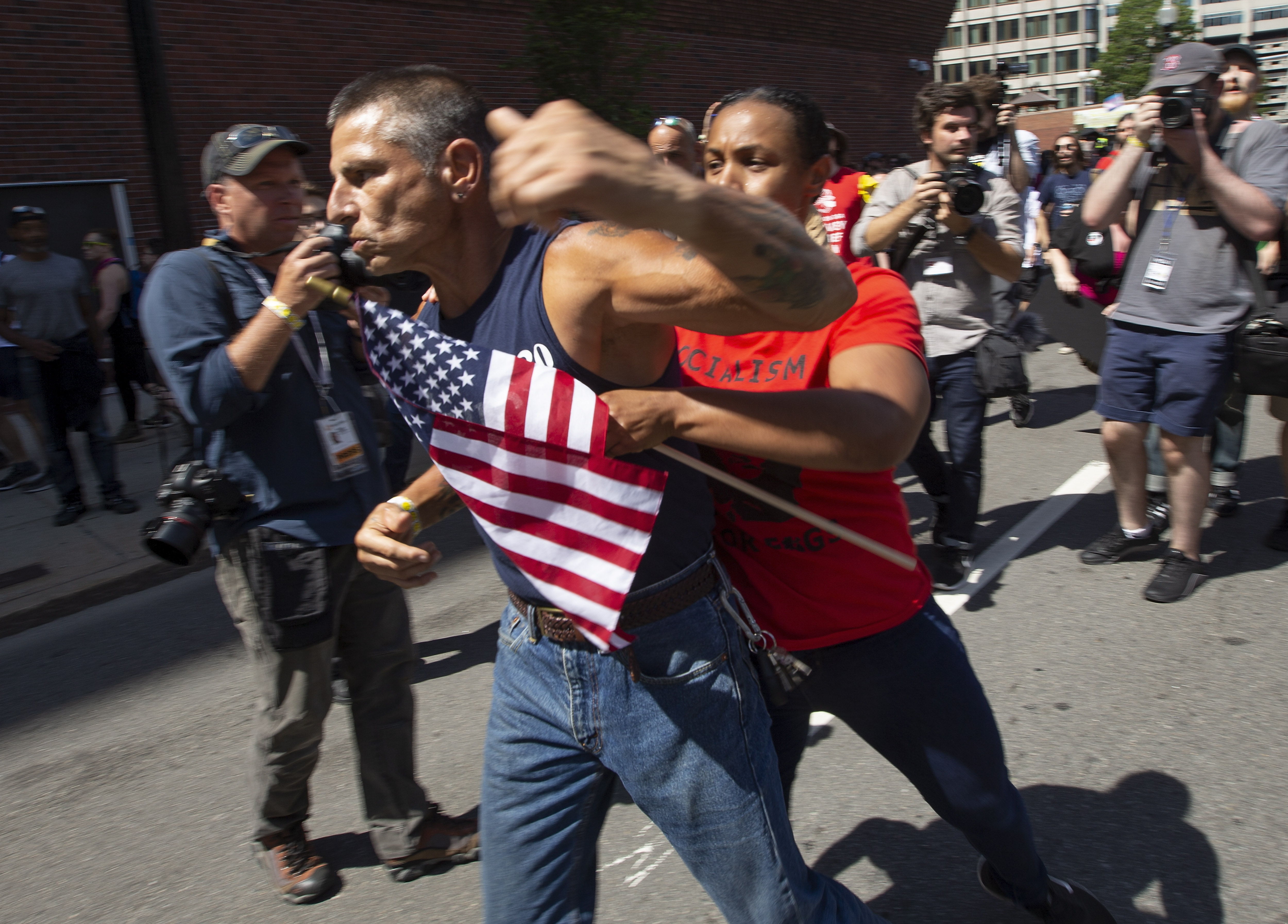 Un participante del Desfile del orgullo heterosexual se enfrenta a opositores en Boston, Estados Unidos. (Foto Prensa Libre: EFE)