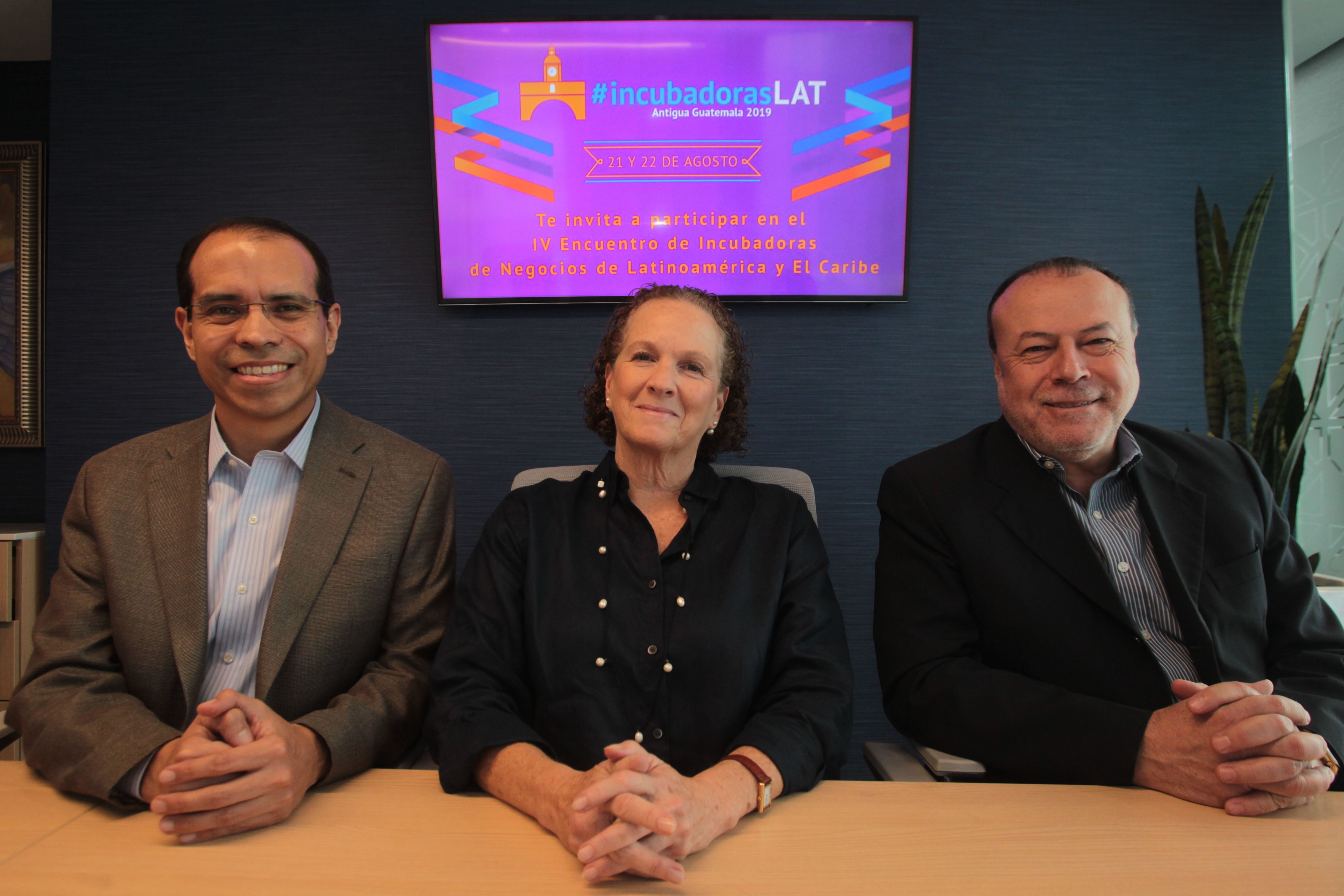 David Martínez, director ejecutivo de FundaSistemas; Jessica Rochmann,  directora administrativa financiera; y Luis Quintero,  organizadores del  Encuentro de Incubadoras. (Foto Prensa Libre: Norvin Mendoza)