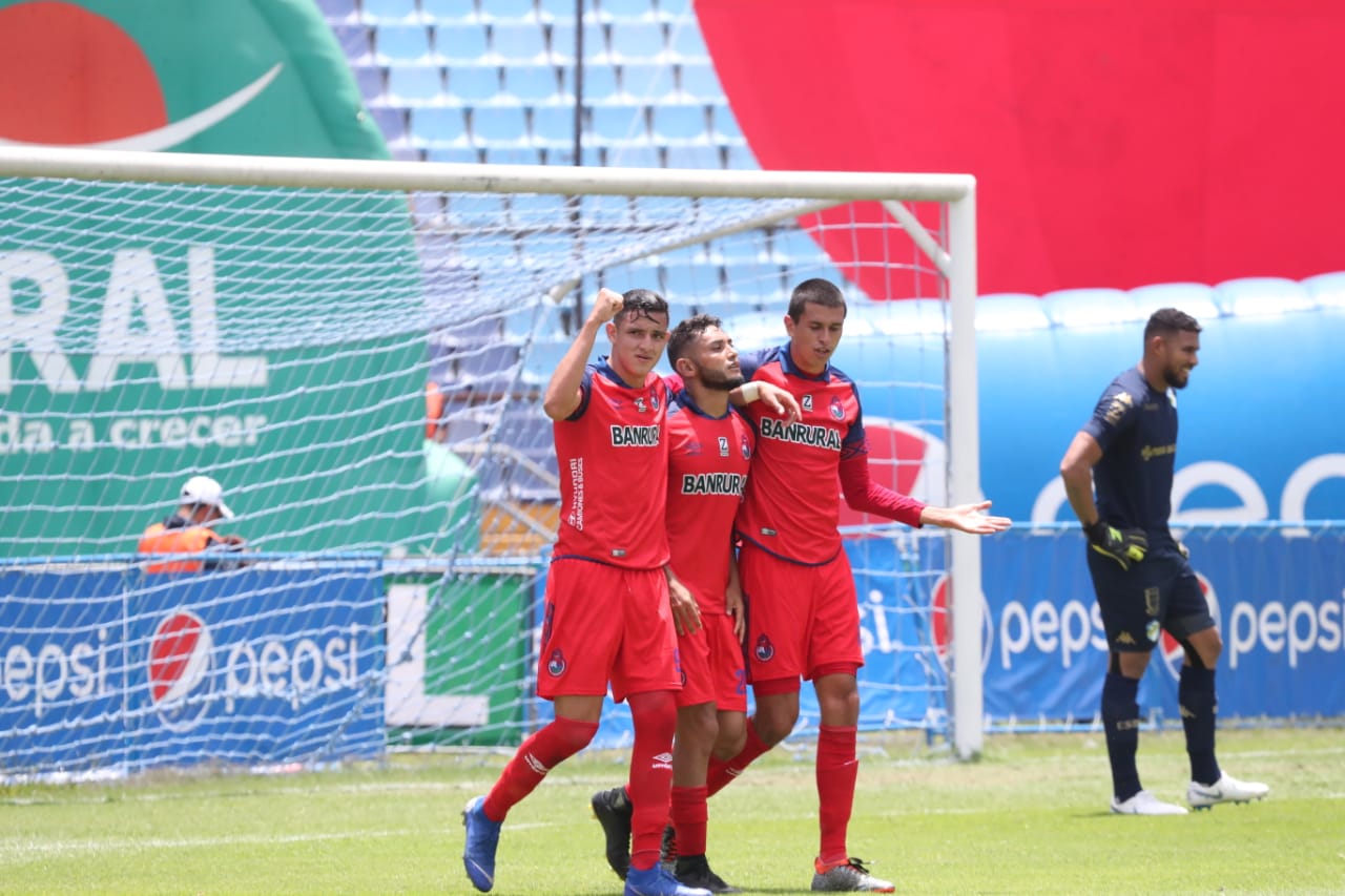 Los jugadores de Municipal celebran el gol de Edi Danilo Guerra frente a Comunicaciones. (Foto Prensa Libre: Francisco Sánchez)