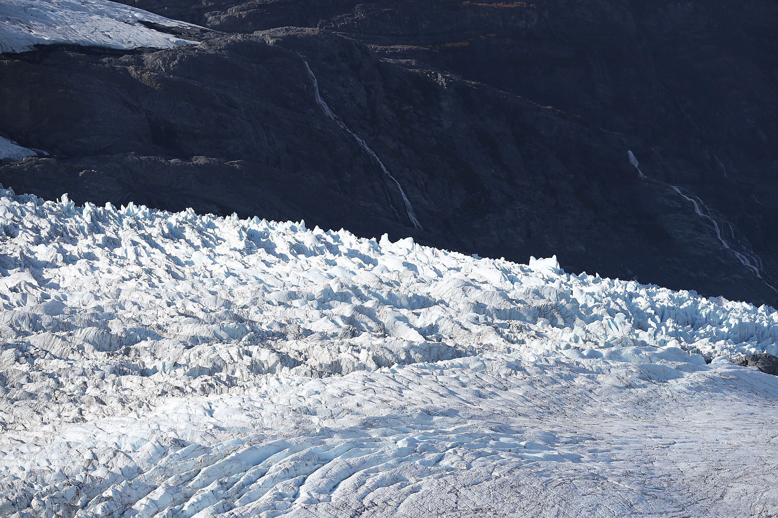 Foto de archivo. Glaciar en las montañas Kenai el 06 de septiembre de 2019 cerca de Primrose, Alaska. Científicos del Servicio Geológico de Estados Unidos han estado estudiando los glaciares de la zona desde 1966 y sus estudios muestran que el calentamiento del clima ha provocado una pérdida sostenida de masa glaciar, ya que el derretimiento superó la acumulación de nueva nieve y hielo.   Joe Raedle/Getty Images/AFP

