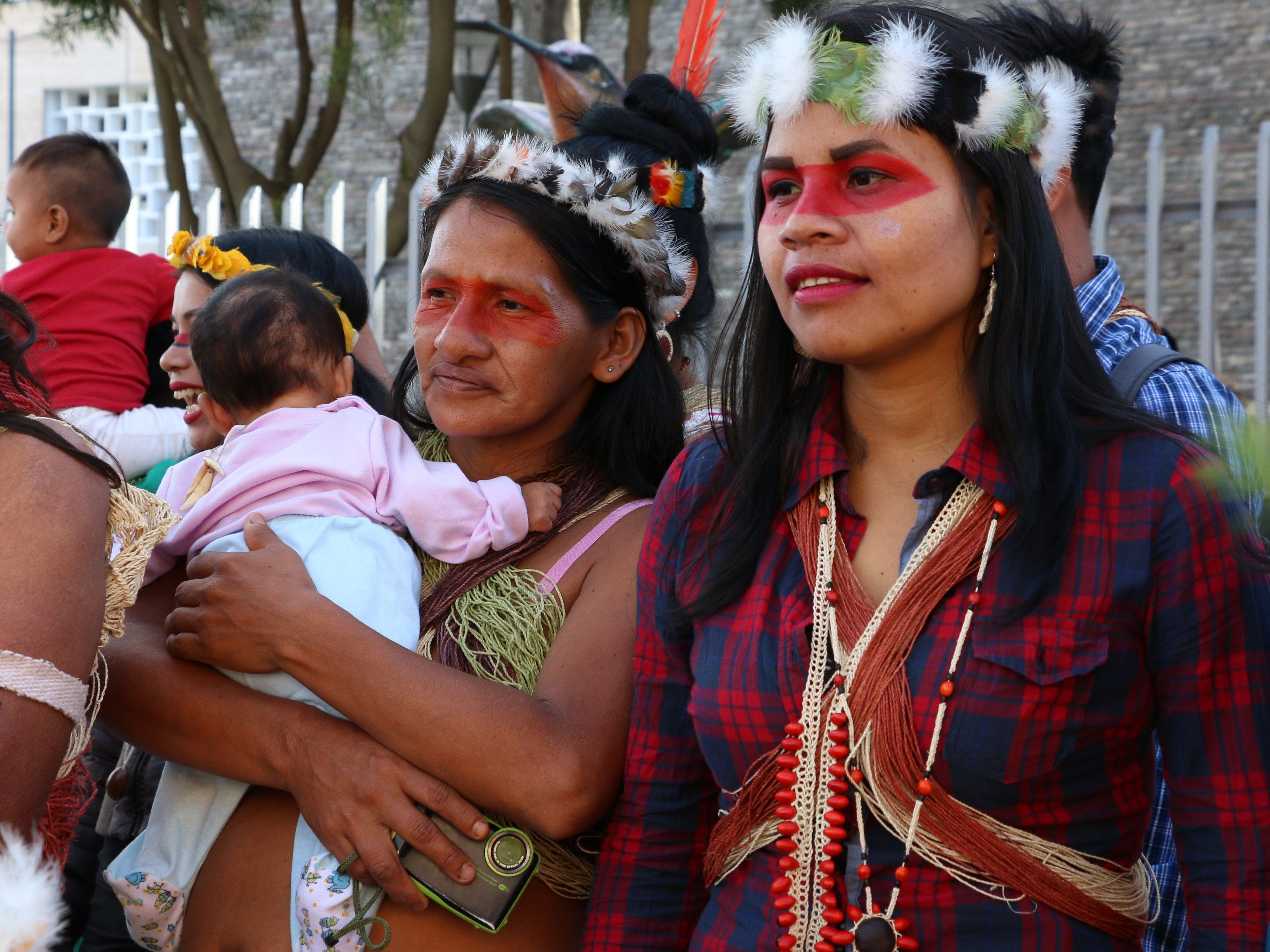 AME3224. QUITO (ECUADOR), 04/09/2019.- Representantes de varios pueblos y nacionalidades del Amazonas participan hoy, miércoles durante un plantón para exigir al gobierno que se respeten los derechos ganados en los tribunales y el respeto a la Biodiversidad, frente a la Asamblea Nacional en Quito. EFE/ ROLANDO ENRÍQUEZ