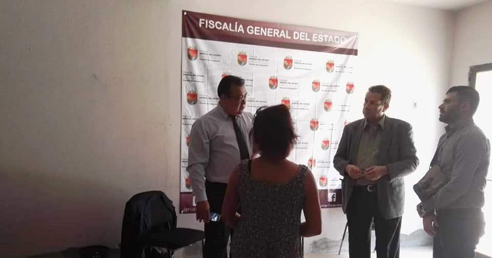 El vicecónsul Fernando Castro -saco gris- solicitó en la Fiscalía de Comitán apoyo para la connacional victima de violación. (Foto Prensa Libre: Cortesía) 