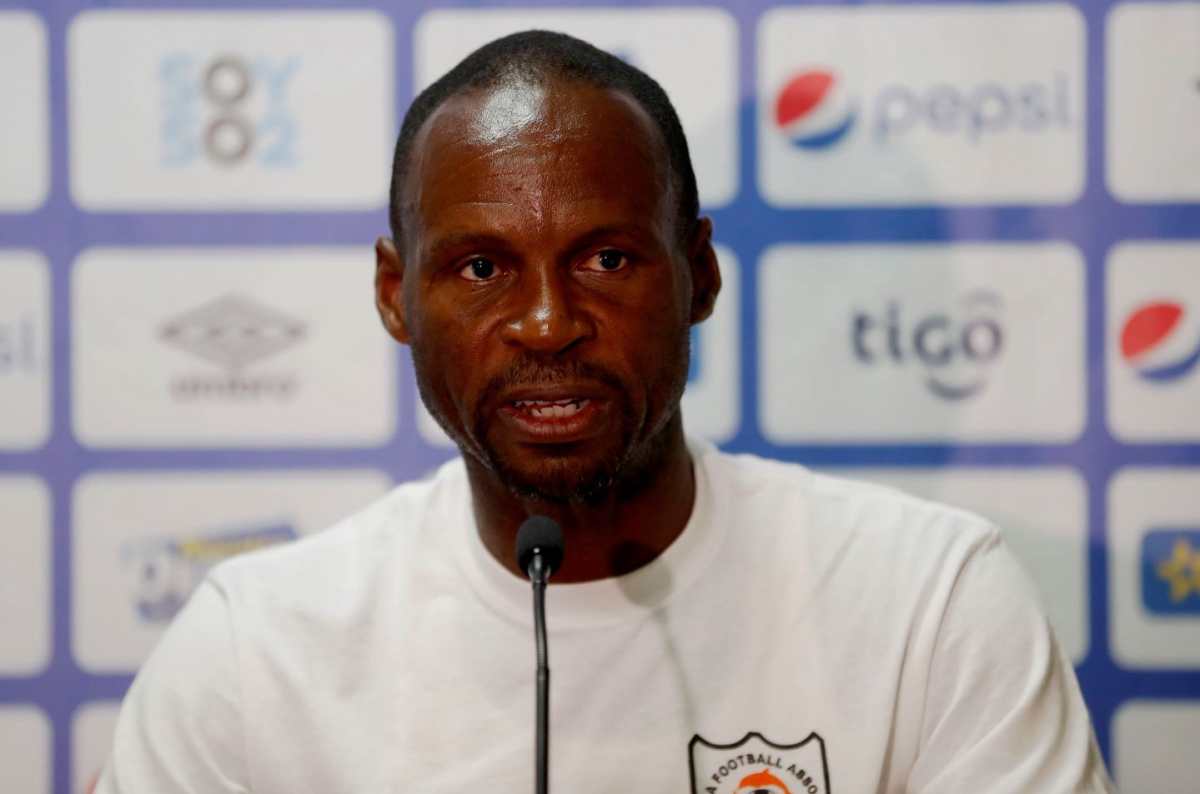 El entrenador de la selección de Anguila Nigel Connor habla durante conferencia de prensa del miércoles previo al partido contra la selección de Guatemala. (Foto Prensa libre: EFE).