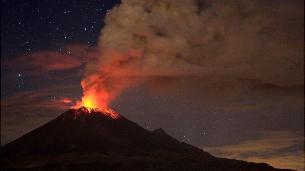 El volcán activo Popocatépetl se ubica entre Ciudad de México y Puebla, dos de las urbes más pobladas del país. Foto: AFP