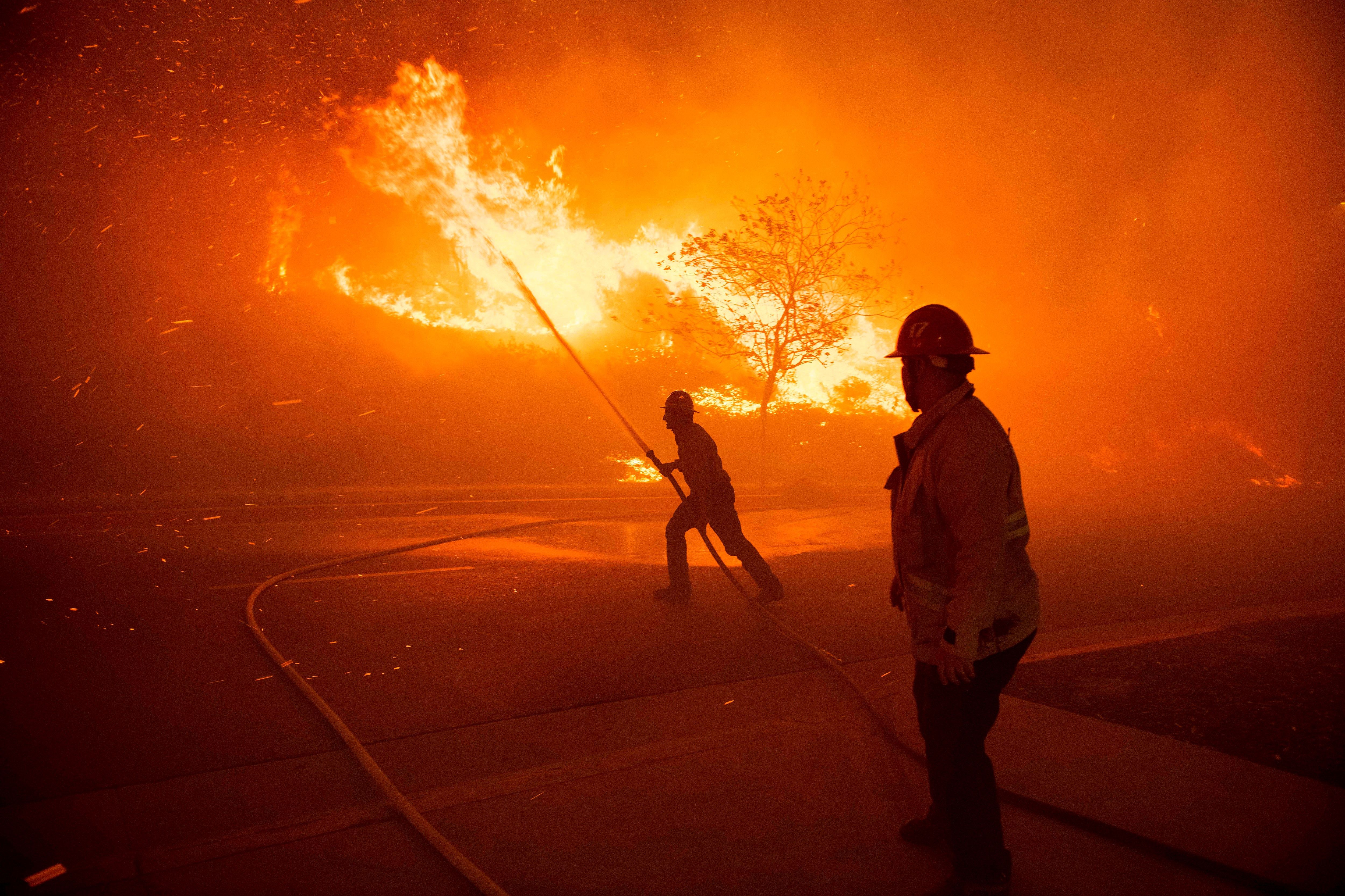 Ощущение жар. Картинка пожар в воздушном шаре. Man walked out of Fire. Man standing in Fire. Man that walked out of Fire.