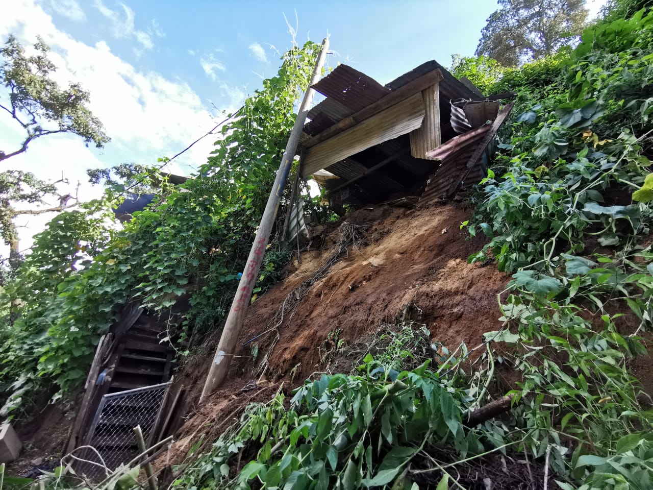 Al borde del precipicio, así viven vecinos de Río Seco 2, quienes temen una  tragedia