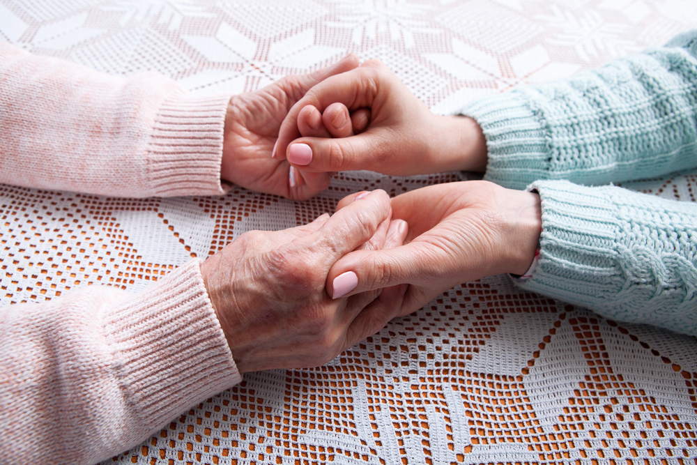 El cuidador del adulto mayor es su confidente y debe cumplir con ciertas características para satisfacer sus necesidades. (Foto Prensa Libre: Shutterstock)