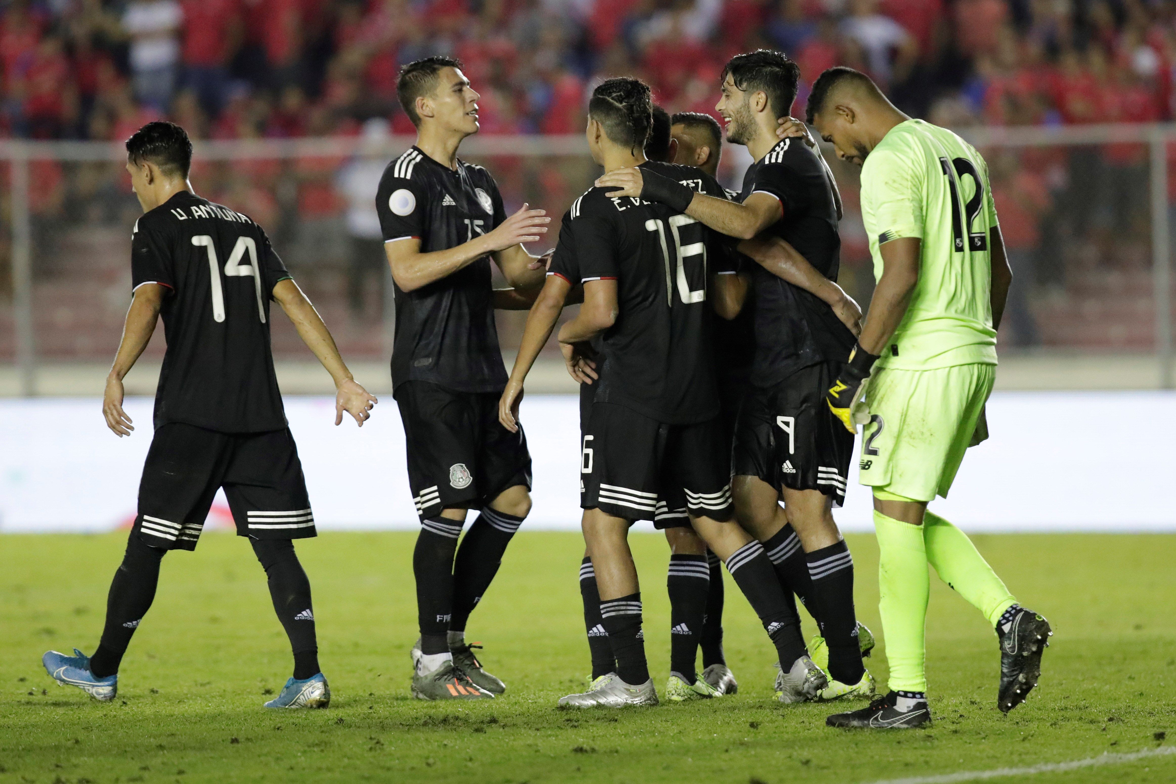 Jugadores de México celebran tras anotar un gol contra Panamá, durante el partido por la Liga de Naciones Concacaf, en el estadio Rommel Fernández, en Ciudad de Panamá. (Foto Prensa Libre: 
 EFE).