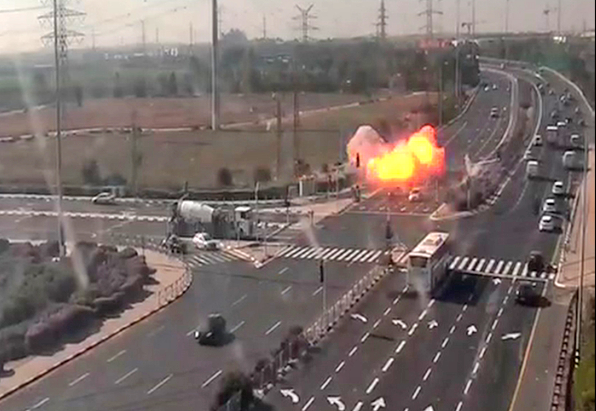 Imagen tomada del sistema de cámaras de la oficina de transporte e infraestructura de Israel, del momento en que un misil lanzado desde Gaza impacta en una carretera. (Foto Prensa Libre: AFP)